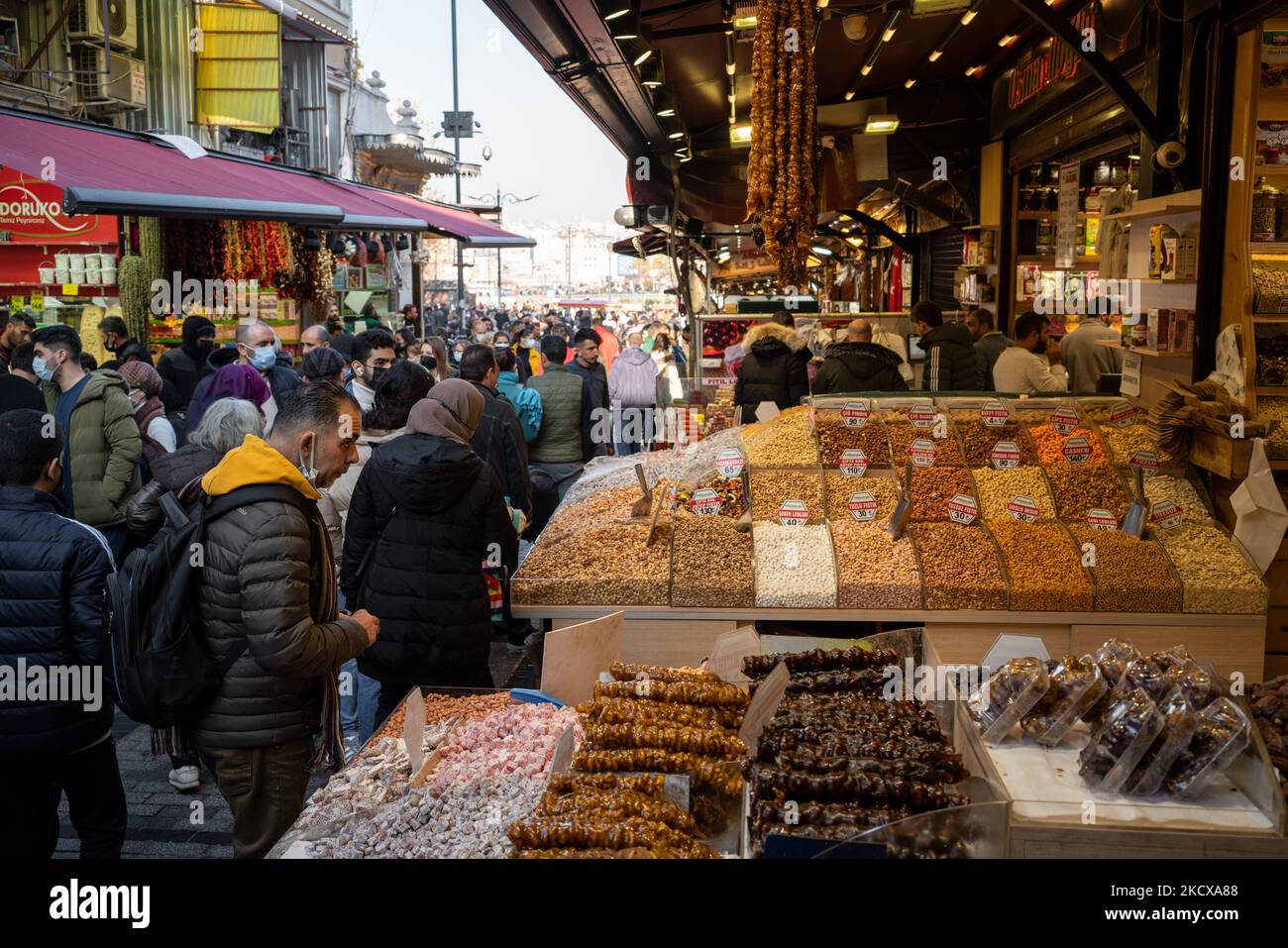 people-doing-shopping-at-the-local-market-in-istanbul-turkey-on