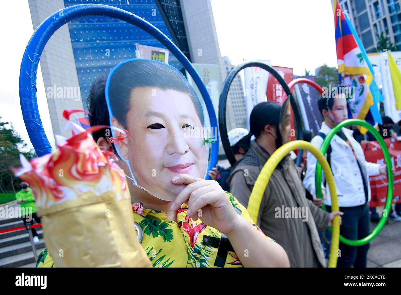 Protesters holding the Olympic Rings, one wearinga mask with the face of Chinese president Xi Jinping, during a protest boycotting the Beijing Winter Games 2022, outside the Bank of China (Taipei Branch), in Taipei, Taiwan, 10 December 2021. The United States, Canada, UK, and Australia have pledged not to send officials to attend the Games as a mean to boycott the China, following the disappearance of Chinese tennis player Peng Shuai and human rights crackdowns on Hong Kong and Xinjiang. (Photo by Ceng Shou Yi/NurPhoto) Stock Photo