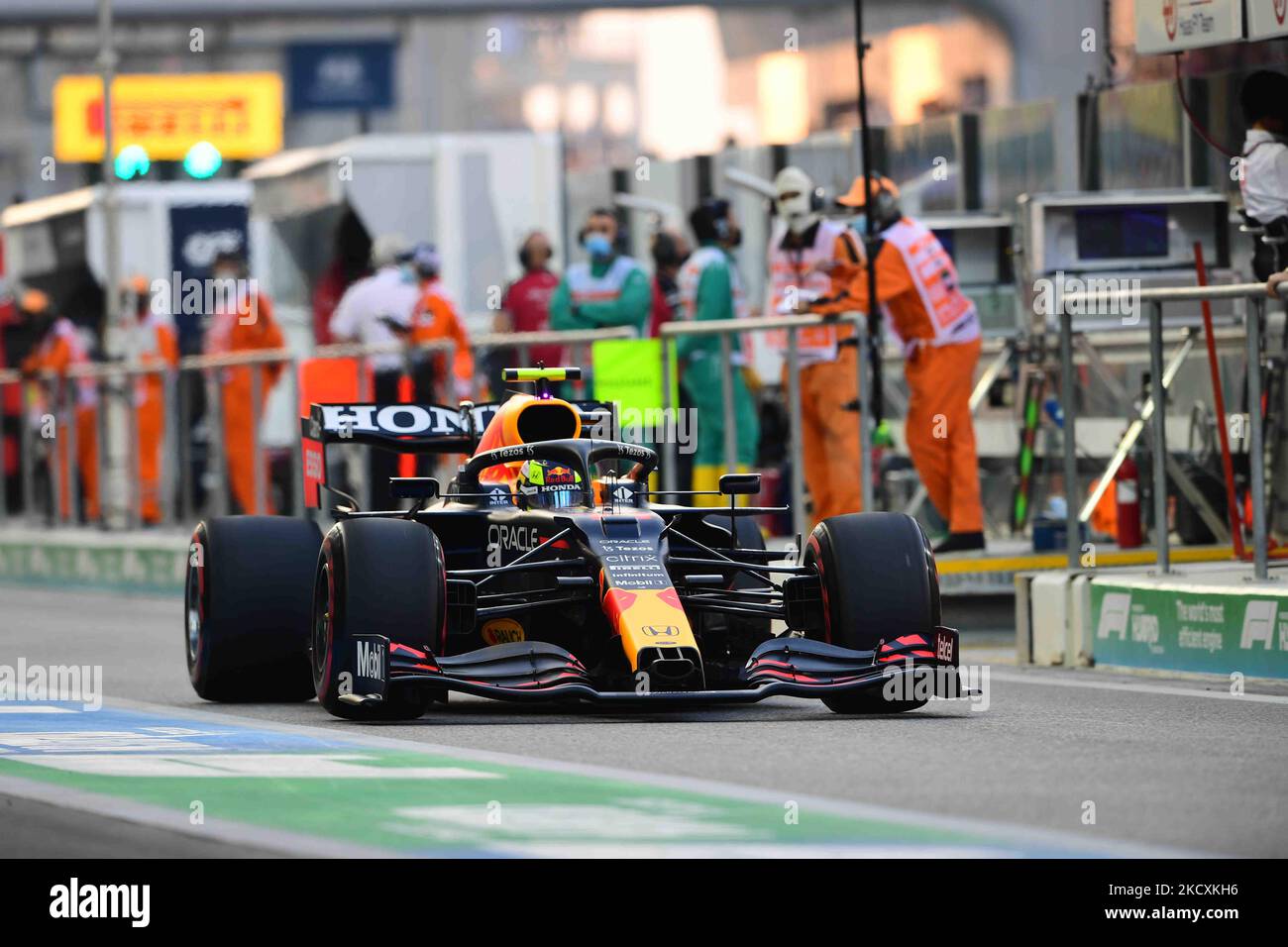 Sergio Perez of Red Bull Racing Honda drive his RB16B single-seater during qualifying session of last race of the year in Yes Marina Circuit, Yes Island, Abu Dhabi, Uniter Arab Emirates, 11 December 2021 (Photo by Andrea Diodato/NurPhoto) Stock Photo