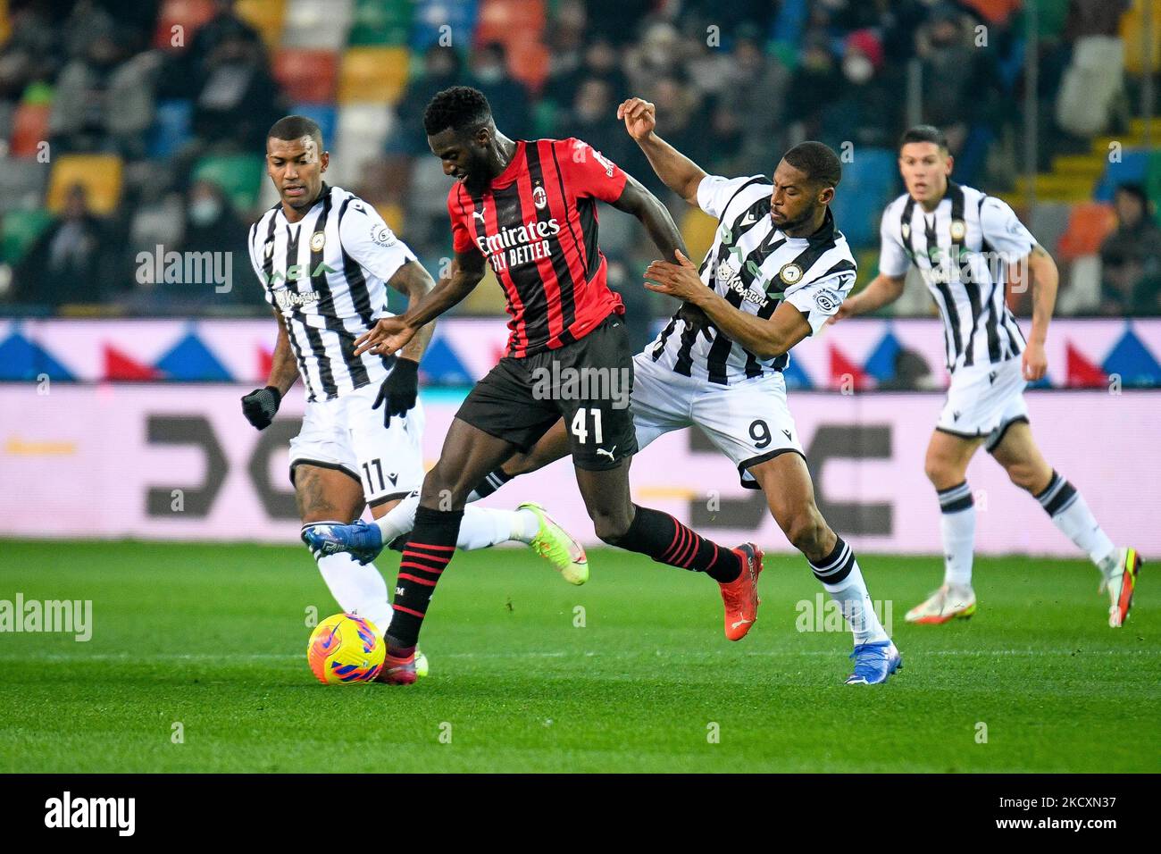 Milan's Tiemoue Bakayoko in action against Udinese's Norberto Bercique Gomes Betuncal during the italian soccer Serie A match Udinese Calcio vs AC Milan on December 11, 2021 at the Friuli - Dacia Arena stadium in Udine, Italy (Photo by Ettore Griffoni/LiveMedia/NurPhoto) Stock Photo