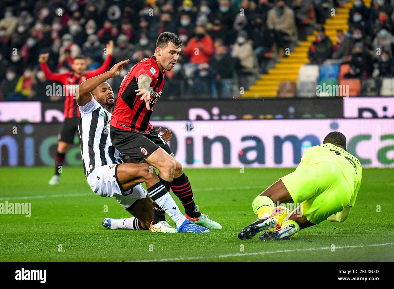Udinese's Norberto Bercique Gomes Betuncal tries to score a goal thwarted by Milan's Alessio Romagnoli (Milan) during the italian soccer Serie A match Udinese Calcio vs AC Milan on December 11, 2021 at the Friuli - Dacia Arena stadium in Udine, Italy (Photo by Ettore Griffoni/LiveMedia/NurPhoto) Stock Photo