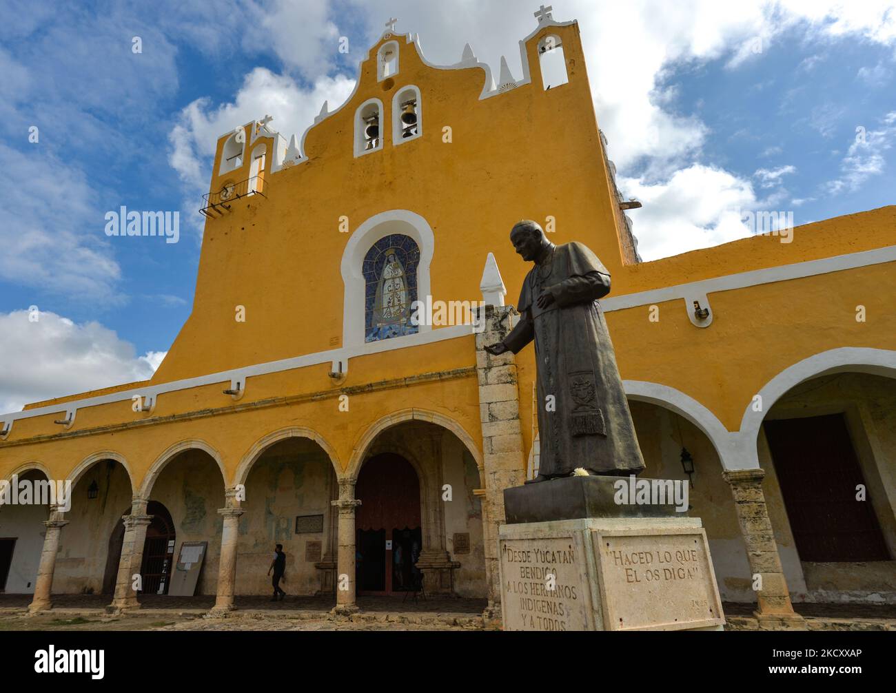 Jean Paul II monument next to the entrance to Franciscan convent San Antonio de Padua in Izamal. On Friday, December 03, 2021, in Izamal, Yucatan, Mexico. (Photo by Artur Widak/NurPhoto) Stock Photo