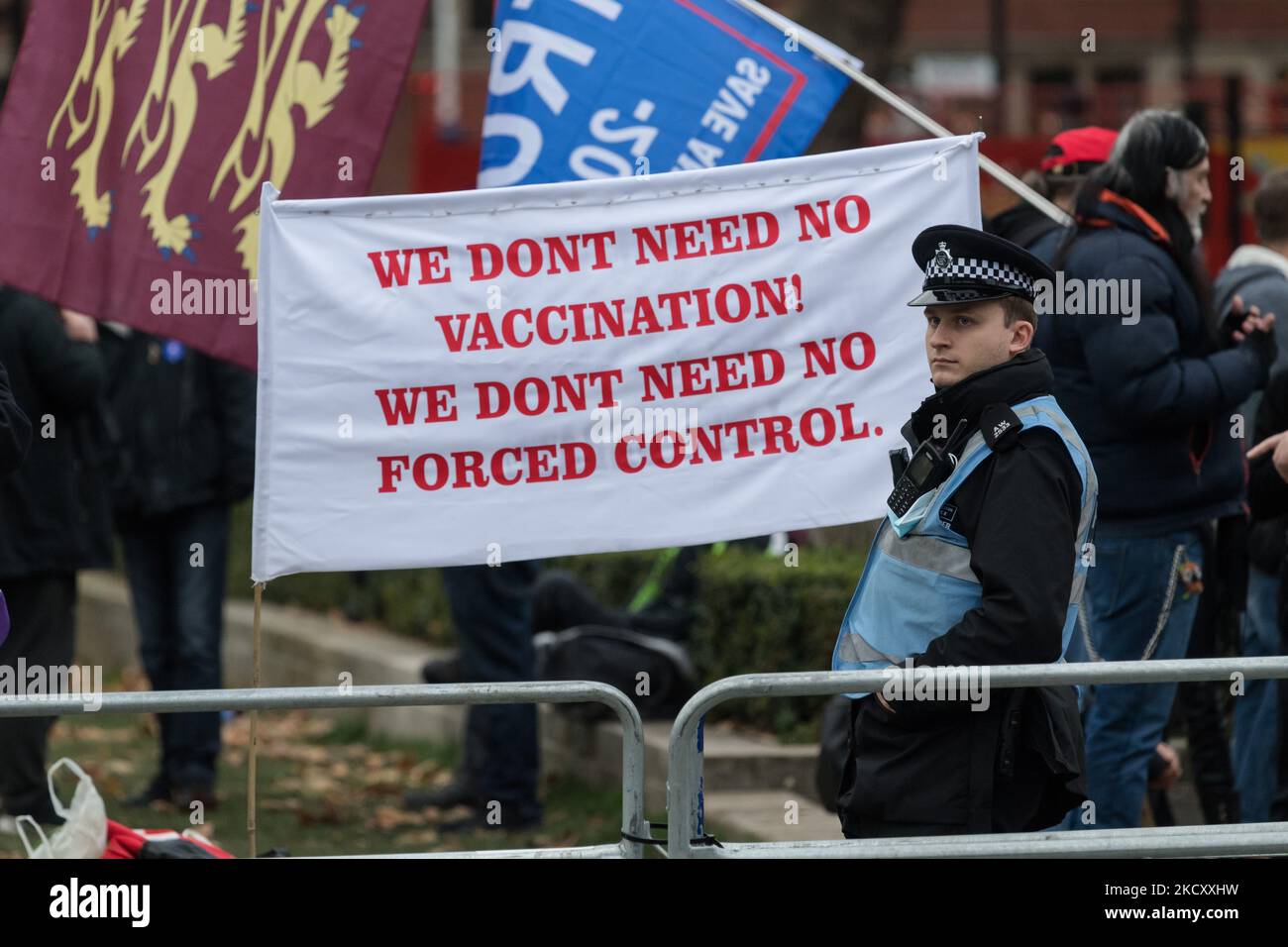LONDON, UNITED KINGDOM - DECEMBER 15, 2021: Demonstrators protest outside Houses of Parliament against vaccine passports and mandates after MPs voted yesterday in favour of Covid vaccine certificates for some larger venues as well as mandatory vaccinations for NHS and social care workers in England on December 15, 2021 in London, England. The measures approved by MPs are part of the government's winter Plan B introduced in response to the emergence of the new coronavirus variant - Omicron - and a rapid rise in cases in the run up to Christmas. (Photo by WIktor Szymanowicz/NurPhoto) Stock Photo