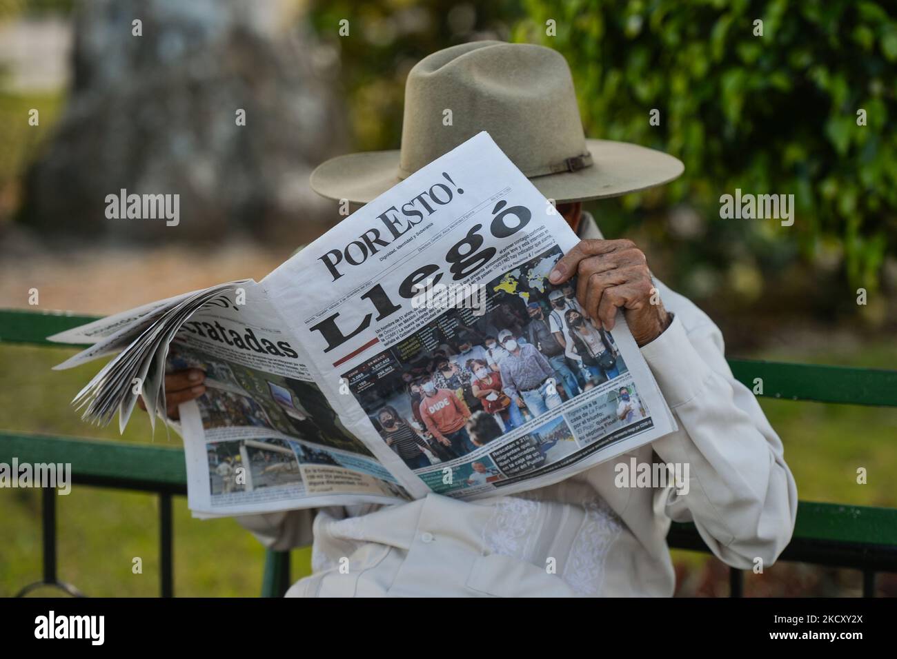 A local man reads 'Por Esto!' (English: 'That's Why!'), a daily Mexican newspaper headquartered in Mérida that covers the Mexican states of Yucatán, Campeche, and Quintana Roo On Saturday, December 04, 2021, in Hunucmá, Yucatan, Mexico. (Photo by Artur Widak/NurPhoto) Stock Photo