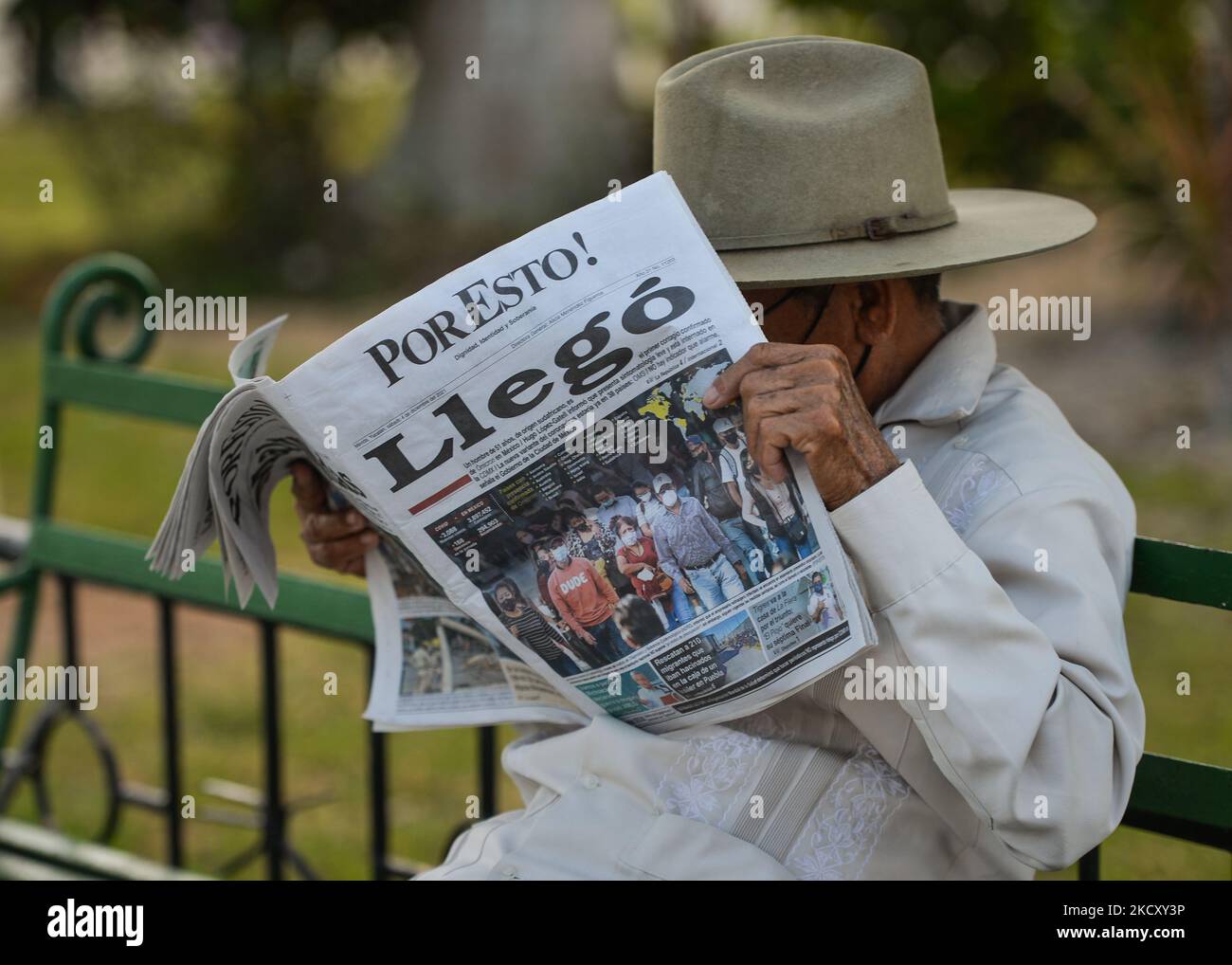 A local man reads 'Por Esto!' (English: 'That's Why!'), a daily Mexican newspaper headquartered in Mérida that covers the Mexican states of Yucatán, Campeche, and Quintana Roo On Saturday, December 04, 2021, in Hunucmá, Yucatan, Mexico. (Photo by Artur Widak/NurPhoto) Stock Photo