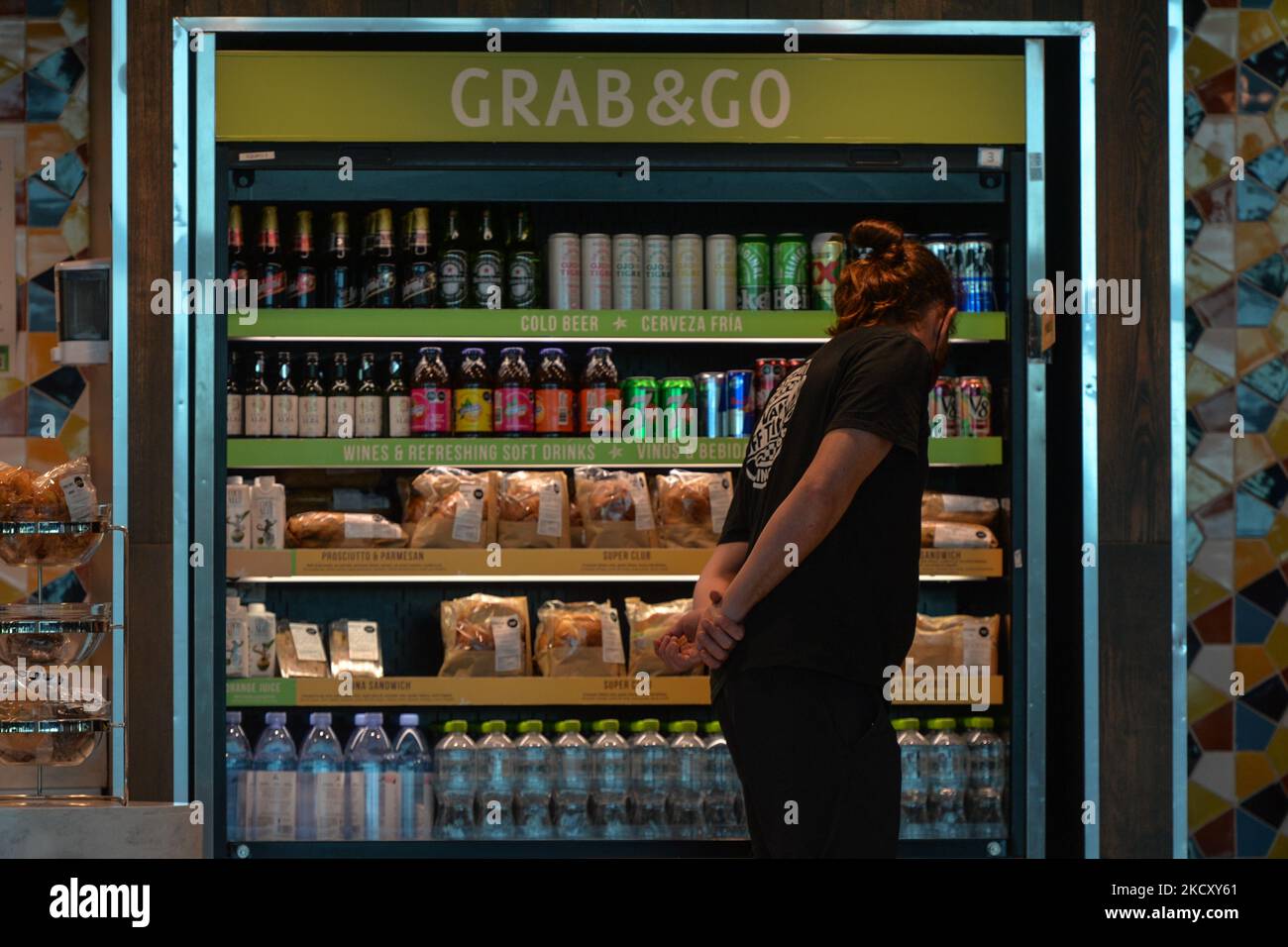 Grab and Go food and drink distributor seen at Cancun International