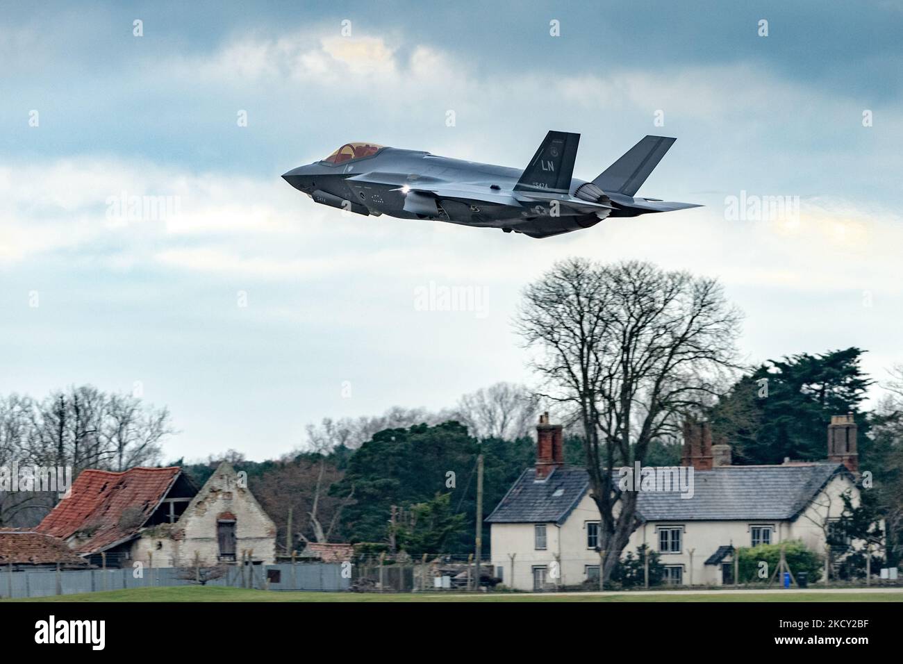 LN AF 19 5474 U.S. Air Force Lockheed Martin F-35A Lightning II of the 495th Fighter Squadron (Valkyries), 48th Fighter Wing makes a low level pass before landing at RAF Lakenheath. Wednesday 15 December 2021. (Photo by Jon Hobley/MI News/NurPhoto) Stock Photo