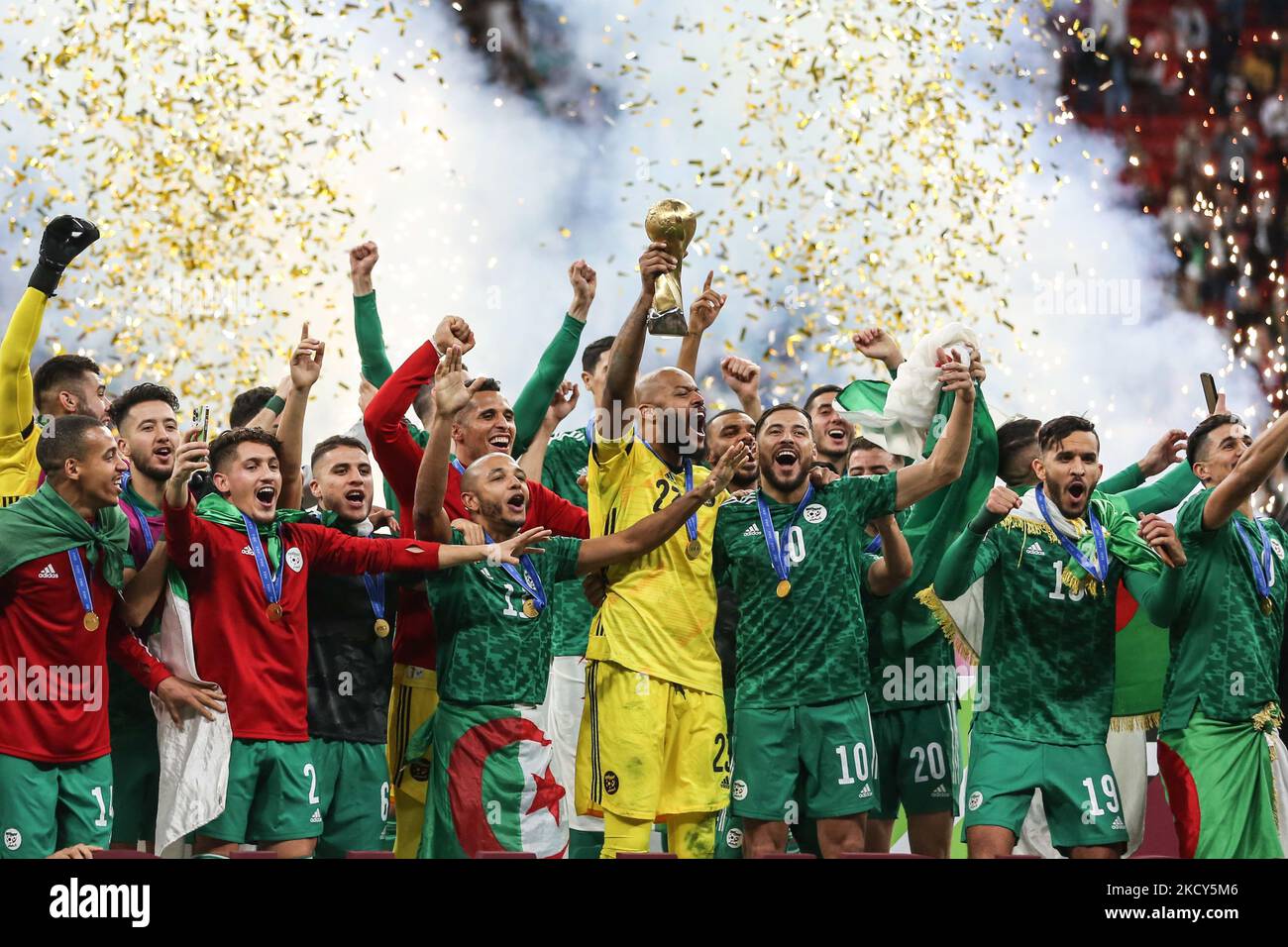 Rais Mbolhi of Algeria lifts the FIFA Arab Cup trophy following victory during the FIFA Arab Cup Qatar 2021 Final match between Tunisia and Algeria at Al Bayt Stadium on December 18, 2021 in Al Khor, Qatar. (Photo by Ayman Aref/NurPhoto) Stock Photo