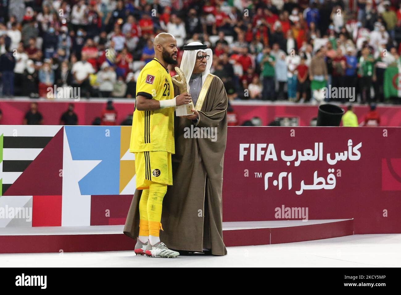 (23) Rais Mbolhi of Algeria team receives the Adidas Golden Glove award following the FIFA Arab Cup Qatar 2021 Final match between Tunisia and Algeria at Al Bayt Stadium on December 18, 2021 in Al Khor, Qatar. (Photo by Ayman Aref/NurPhoto) Stock Photo