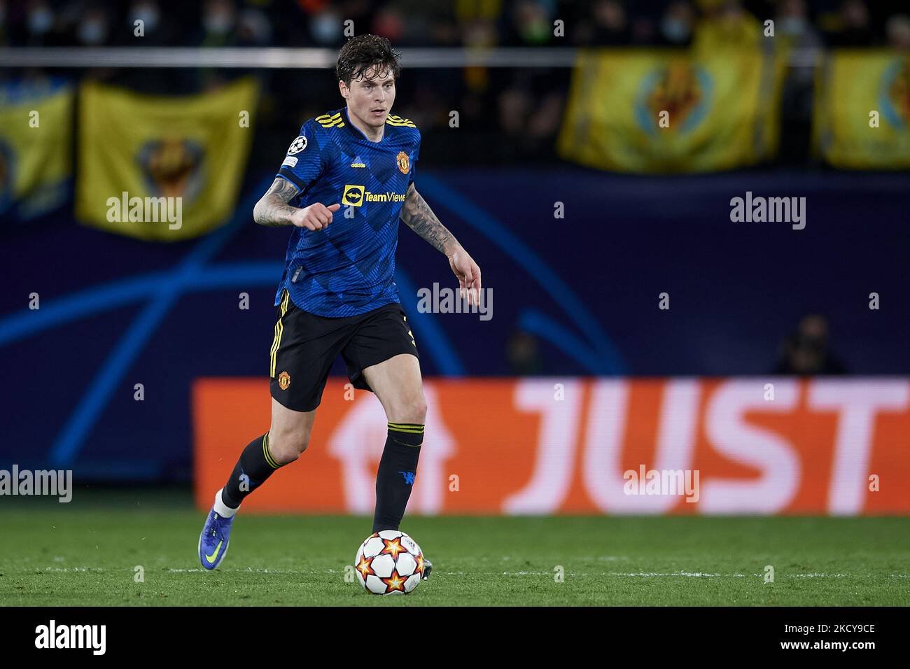 Victor Lindelof of Manchester United runs with the ball during the UEFA Champions League group F match between Villarreal CF and Manchester United at Estadio de la Ceramica on November 23, 2021 in Villarreal, Spain. (Photo by Jose Breton/Pics Action/NurPhoto) Stock Photo