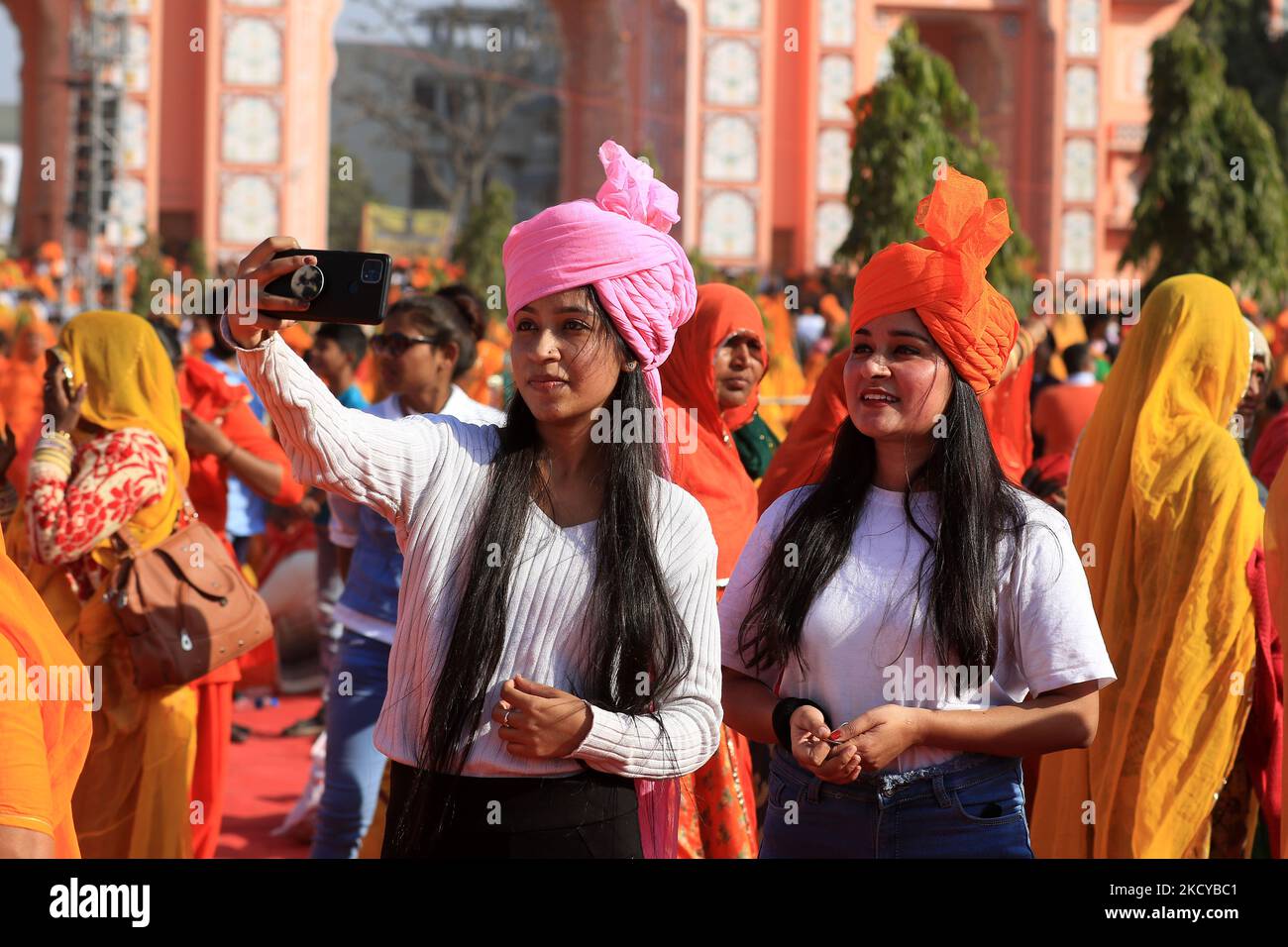 Girls take selfie during the diamond jubilee celebrations of Shree Kshatriya Yuvak Sangh Heerak Jayanti at Bhawani Niketan, in Jaipur, Rajasthan, India Wednesday, Dec 22, 2021. (Photo by Vishal Bhatnagar/NurPhoto) Stock Photo