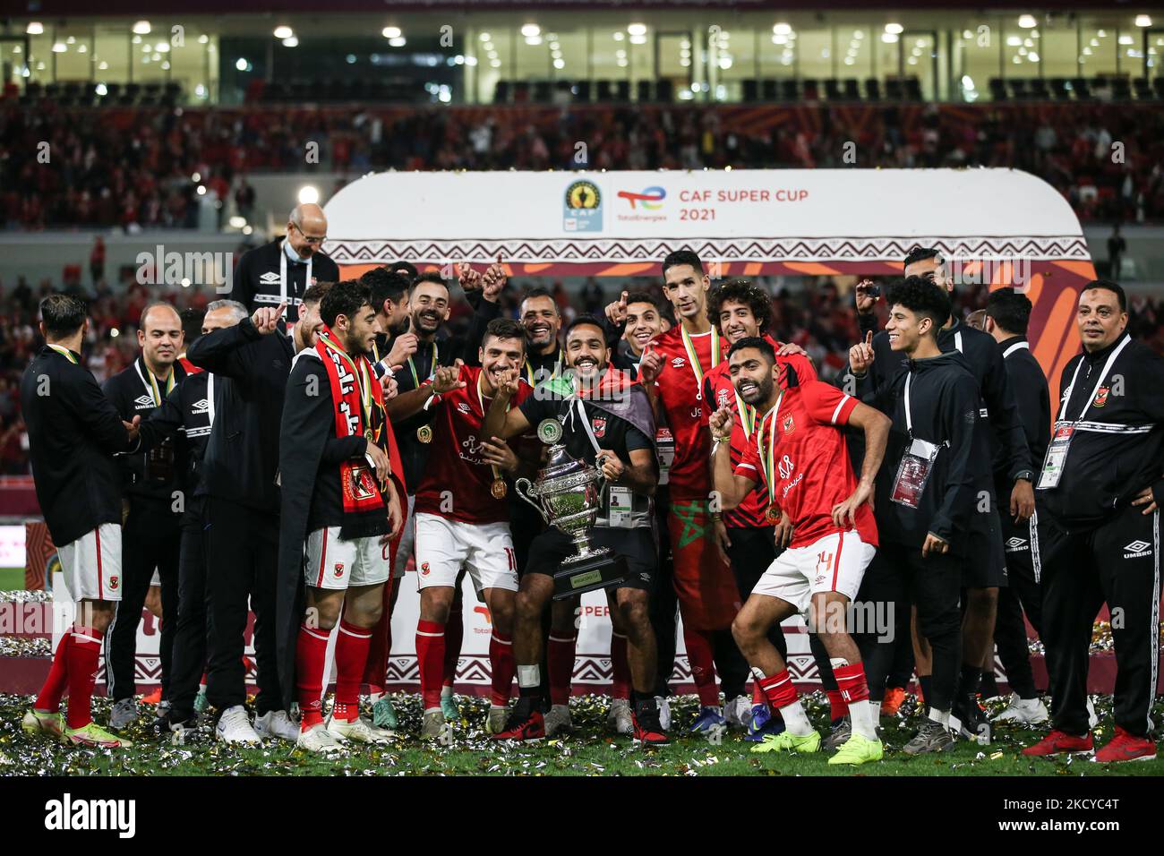 (7) Kahraba of Al Ahly team lifts the Super Cup trophy following victory the CAF Super Cup Final between Al Ahly and Raja Casablanca at Al Rayyan Stadium in Al Rayyan, Qatar on 22 December 2021. (Photo by Ayman Aref/NurPhoto) Stock Photo