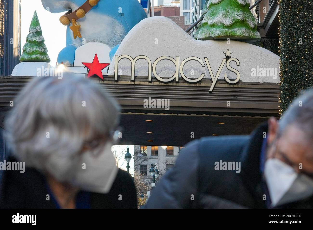 Pedestrians view the holiday windows at the Macy's Inc. flagship department store in the Herald Square area of New York, U.S., on Thursday, Dec. 23, 2021. U.S. retail sales strengthened from Nov. 3-23, rising 15.5% as an earlier holiday push, and concern over product shortages, may have pulled forward demand. (Photo by John Nacion/NurPhoto) Stock Photo