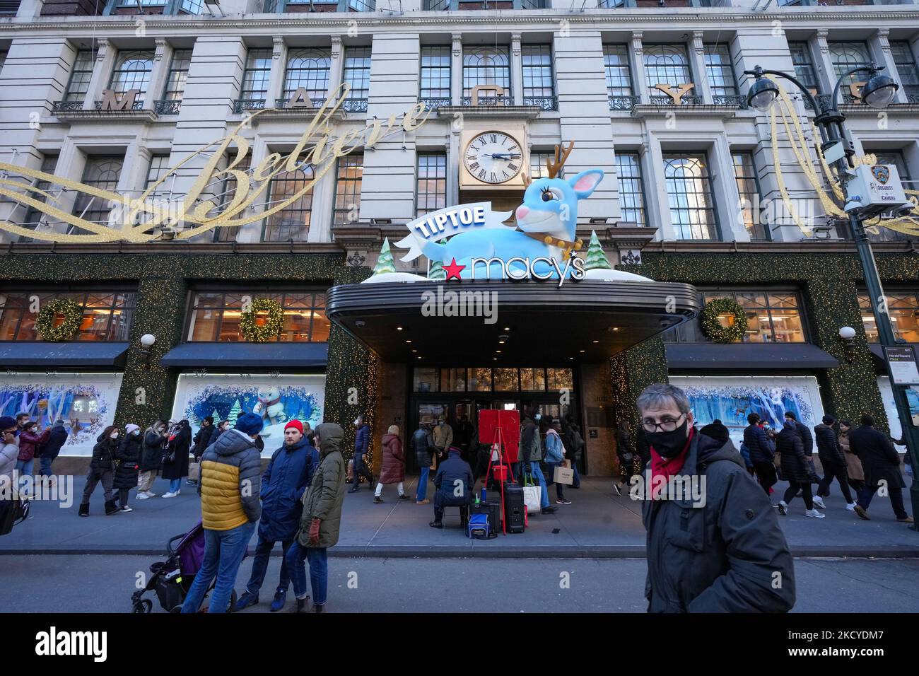 Pedestrians view the holiday windows at the Macy's Inc. flagship department store in the Herald Square area of New York, U.S., on Thursday, Dec. 23, 2021. U.S. retail sales strengthened from Nov. 3-23, rising 15.5% as an earlier holiday push, and concern over product shortages, may have pulled forward demand. (Photo by John Nacion/NurPhoto) Stock Photo