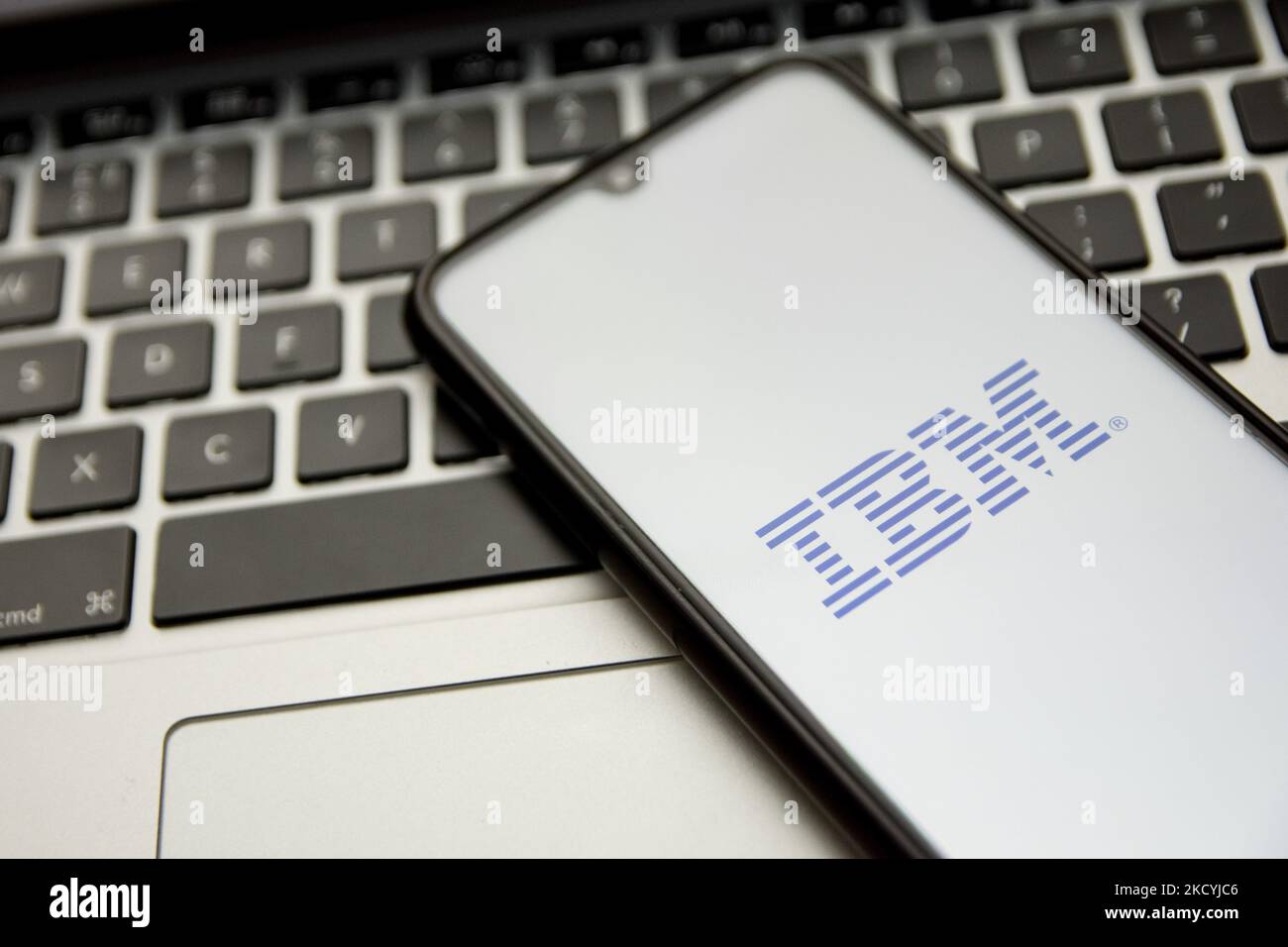 In this photo illustration an IBM logo seen displayed on a smartphone screen with a computer keyword in the background in Athens, Greece on December 30, 2021. (Photo by Nikolas Kokovlis/NurPhoto) Stock Photo