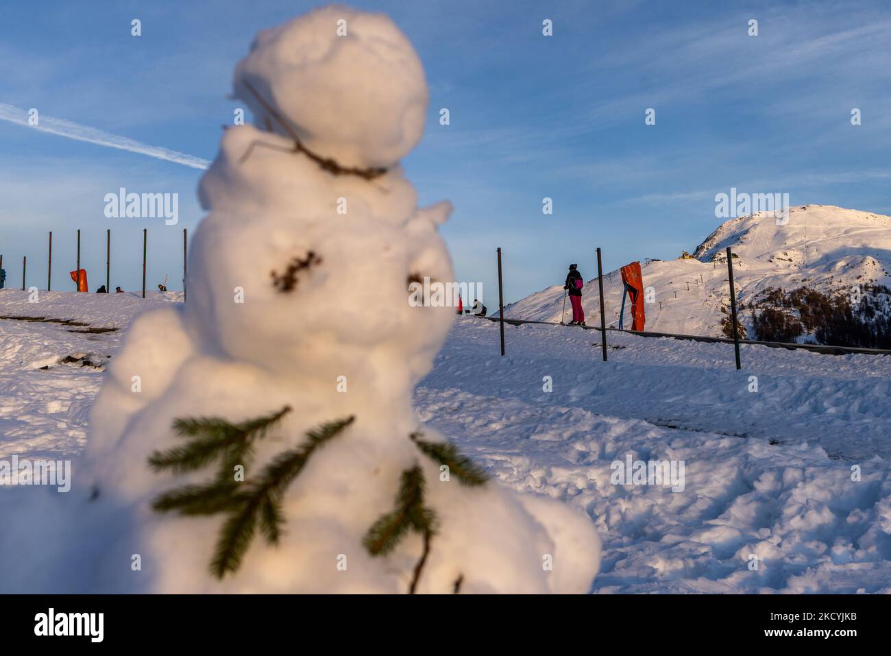 The Piedmont region has organized temporary hubs in the main Piedmontese winter resorts: Sestriere (Turin), Prato Nevoso (Cuneo), and Alagna (Vercelli) to allow tourists and residents to be vaccinated without having to interrupt their mountain stay. A snowman located next to the people on the ski slope on the day of vaccination against the coronavirus disease (COVID-19), in the northwestern skiers' town of Sestriere, Italy, December 30, 2021. (Photo by Mauro Ujetto/NurPhoto) Stock Photo