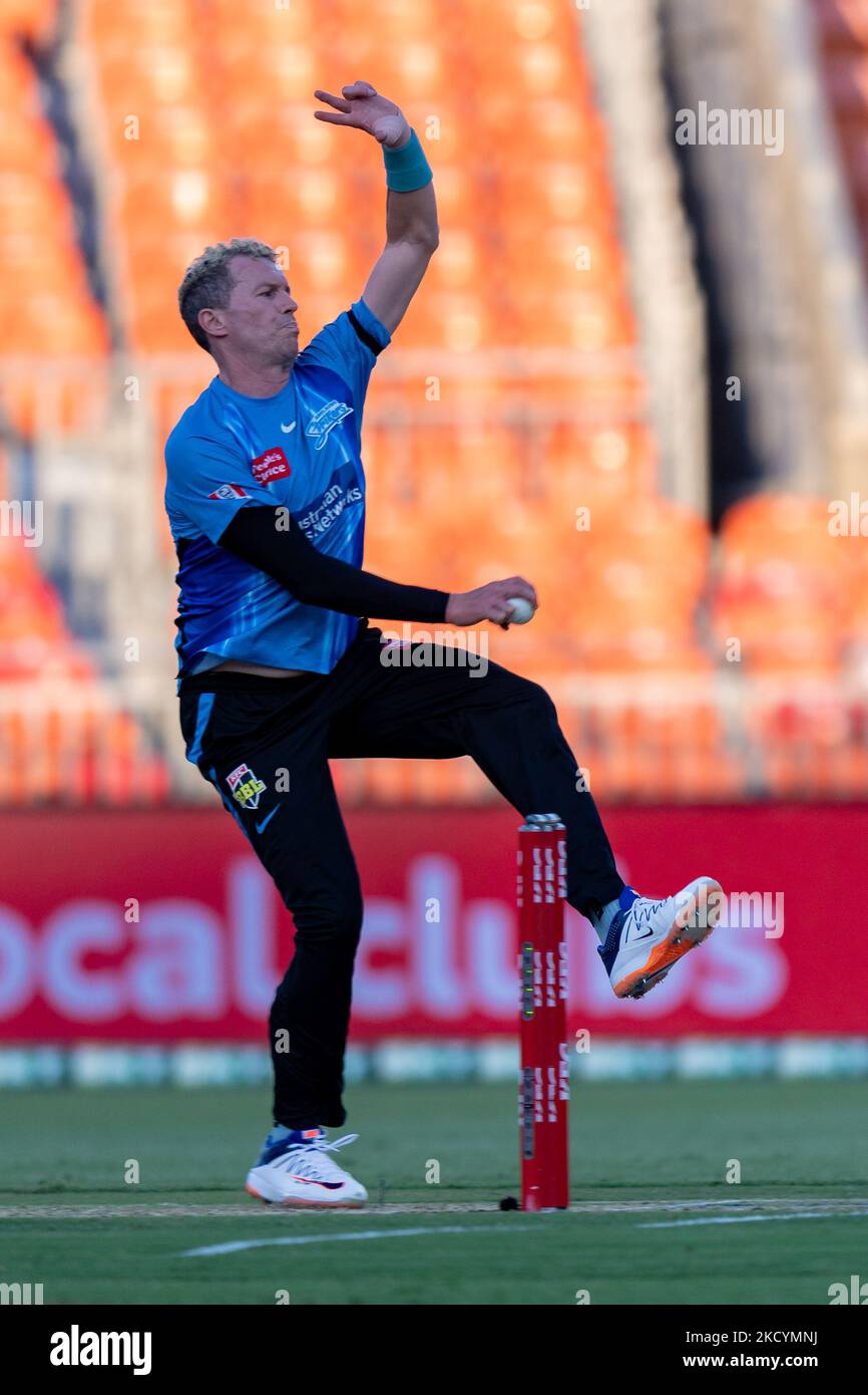 Peter Siddle of Strikers bowls during the match between Sydney Thunder and Adelaide Strikers at Sydney Showground Stadium, on January 02, 2022, in Sydney, Australia. (Photo by Izhar Khan /NurPhoto) Stock Photo