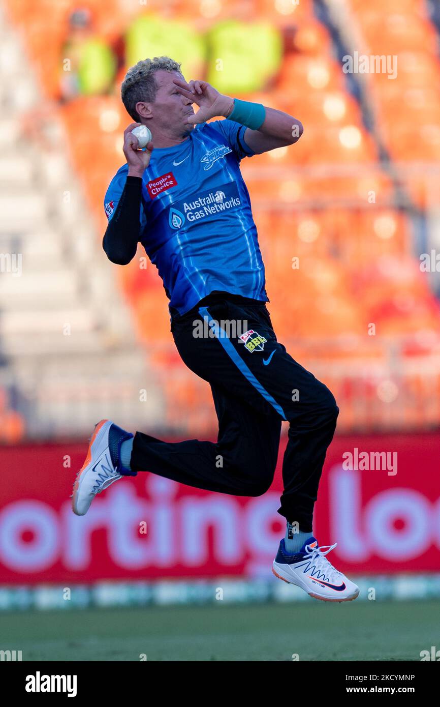 Peter Siddle of Strikers bowls during the match between Sydney Thunder and Adelaide Strikers at Sydney Showground Stadium, on January 02, 2022, in Sydney, Australia. (Photo by Izhar Khan /NurPhoto) Stock Photo
