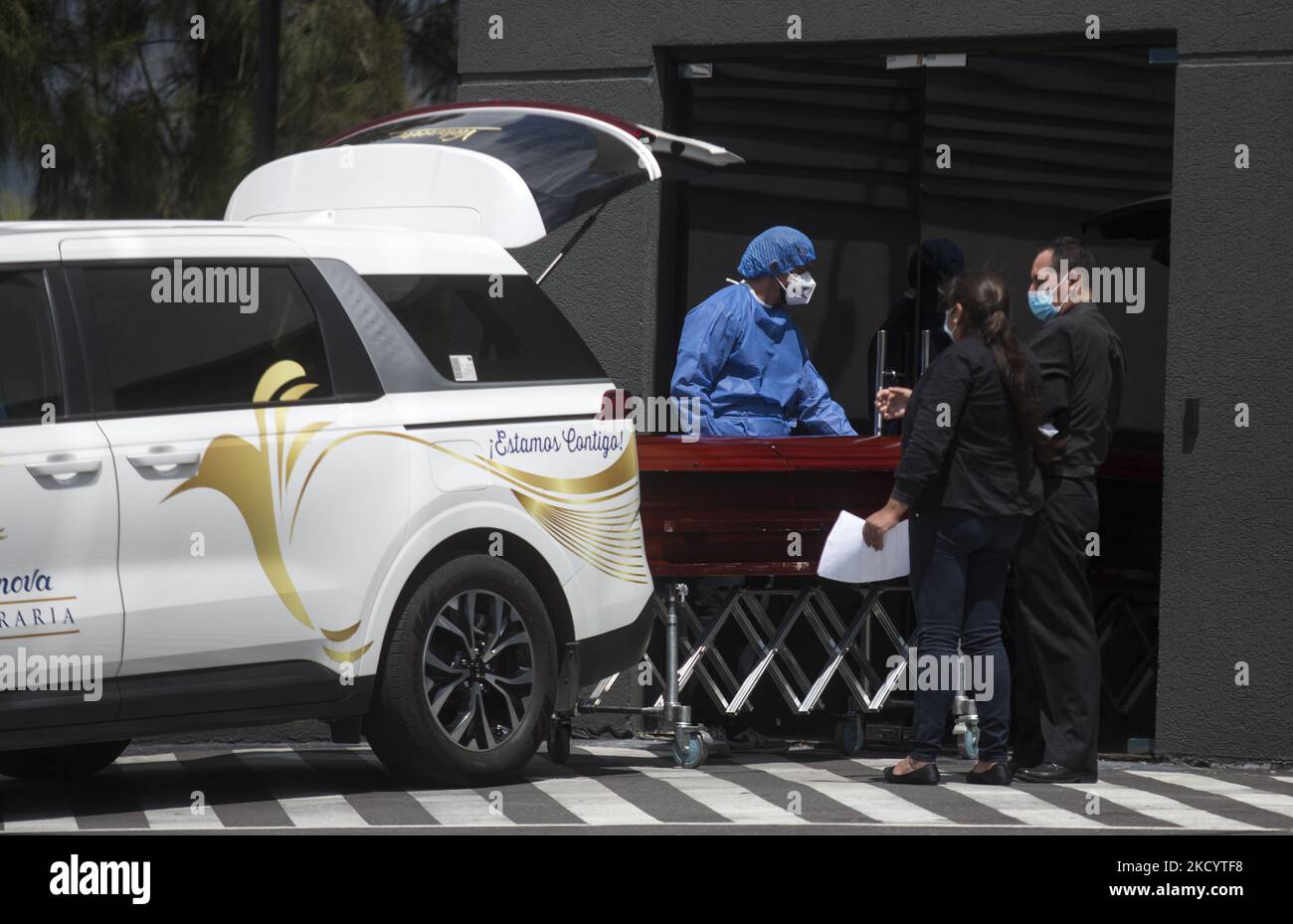 Funeral company removes corpse from the area of the IESS Sur