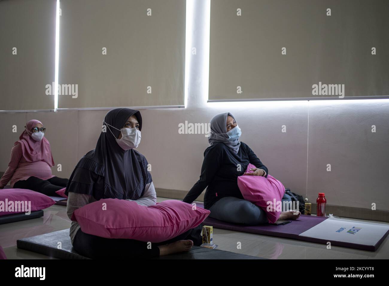 A number of pregnant women do exercise and hypnobirthing at the Tambak Mother and Child Hospital, Jakarta, Indonesia, on January 8, 2022. (Photo by Donal Husni/NurPhoto) Stock Photo