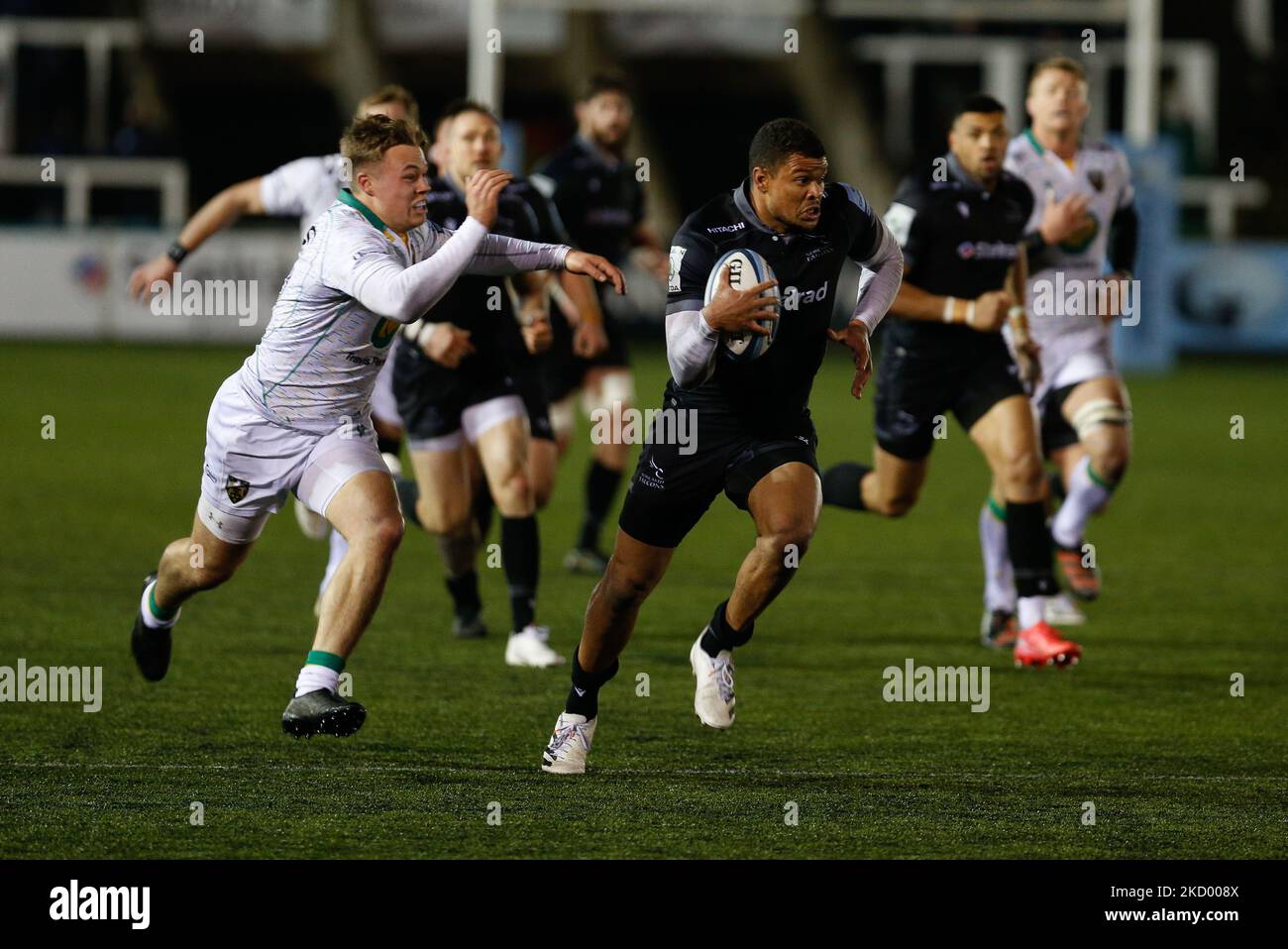 Nathan Earle of Newcastle Falcons drives for the line during the Gallagher Premiership match between Newcastle Falcons and Northampton Saints at Kingston Park, Newcastle on Saturday 8th January 2022. (Photo by Chris Lishman/MI News/NurPhoto) Stock Photo