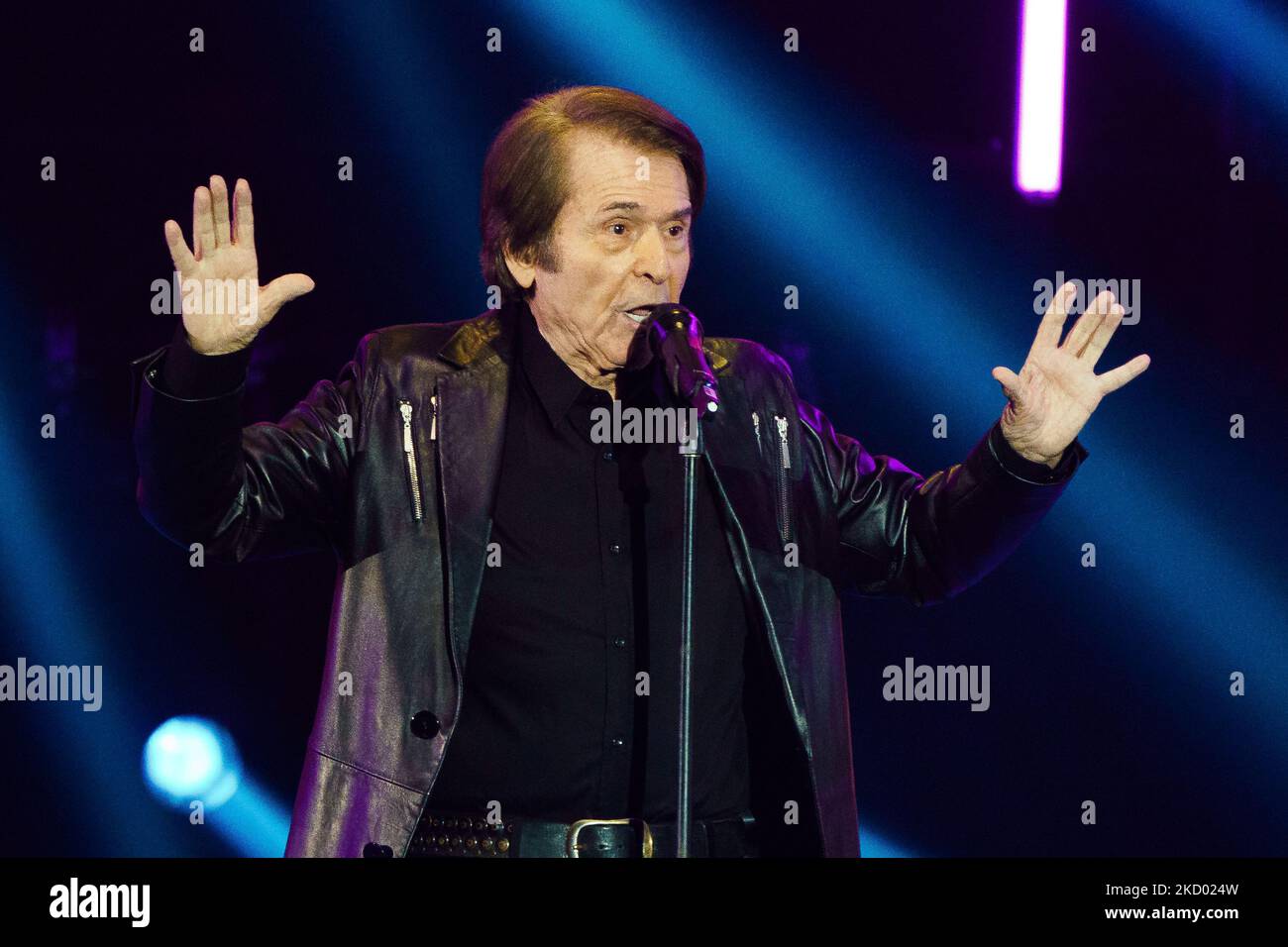 Spanish singer Raphael performs on stage during 'Mas Fuertes que el Volcan' charity concert at Wizink Center on January 08, 2022 in Madrid, Spain. The concert is organized by RTVE in collaboration with the Association of Musical Promoters and the proceeds will go to those affected by the Cumbre Vieja volcano at La Palma, Spain. (Photo by Oscar Gonzalez/NurPhoto) Stock Photo