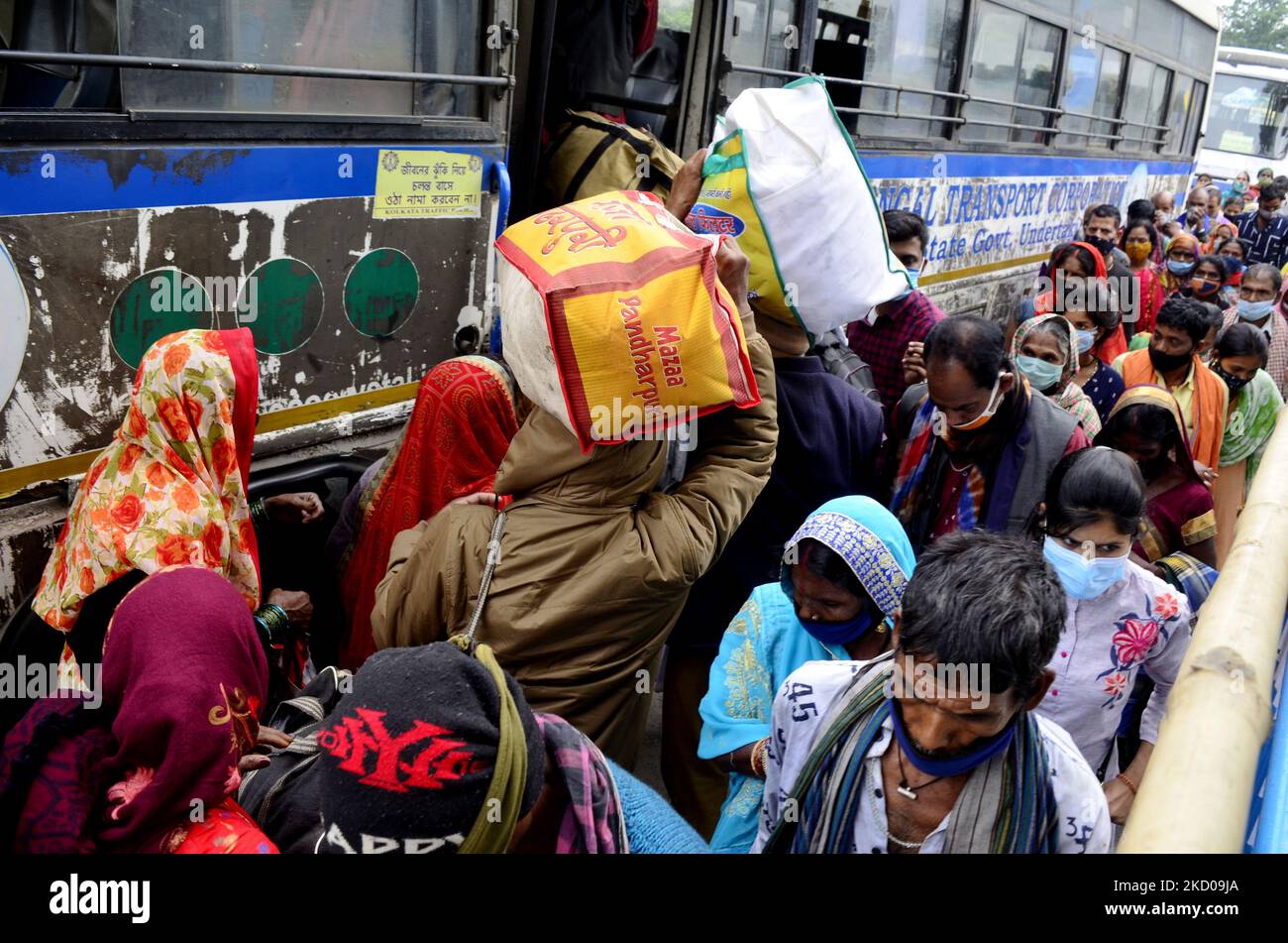 Devotees gather to board a bus for Gangasagar Mela amid coronavirus emergency in Kolkata, India, 13 January, 2022. (Photo by Indranil Aditya/NurPhoto) Stock Photo