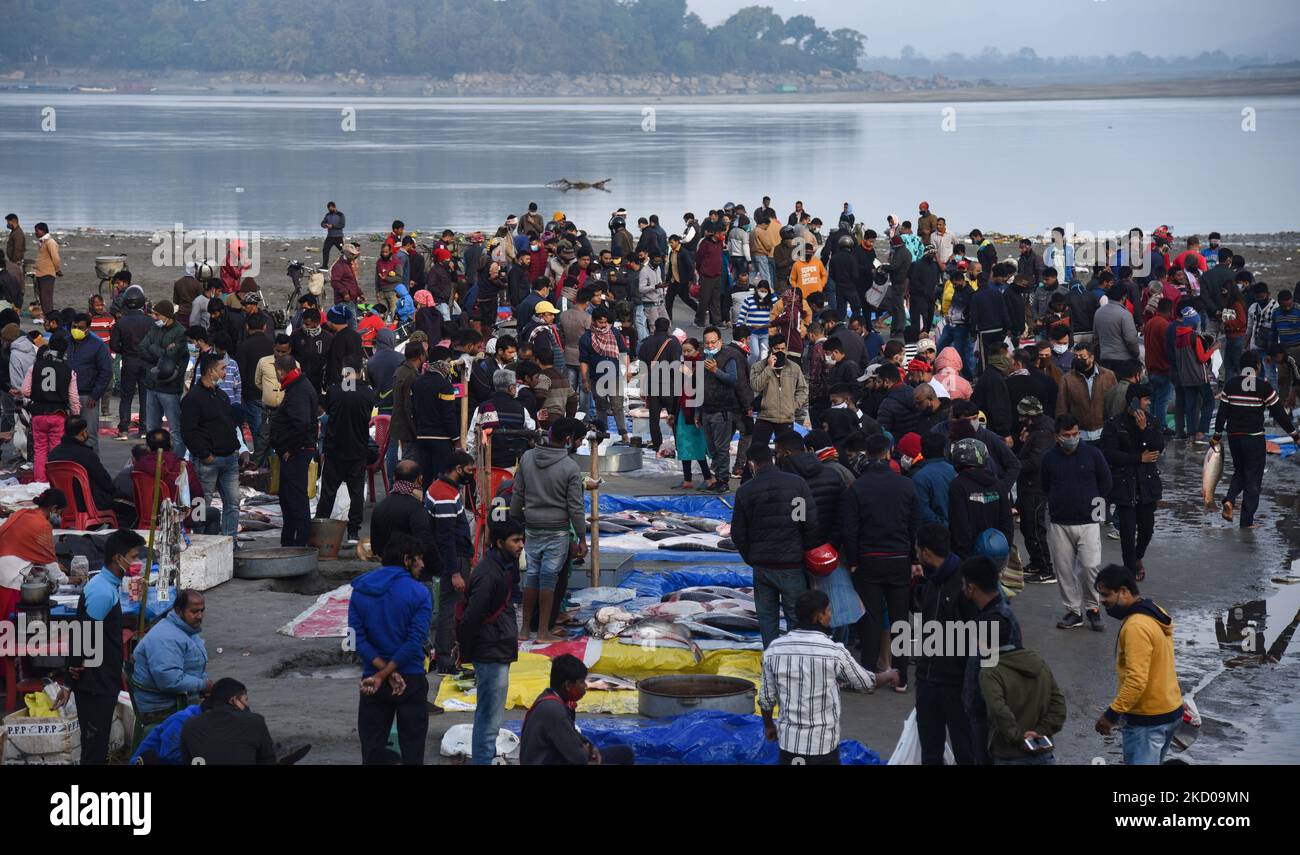 peoples-gathering-to-buy-fish-at-a-market-on-the-occasion-of-uruka