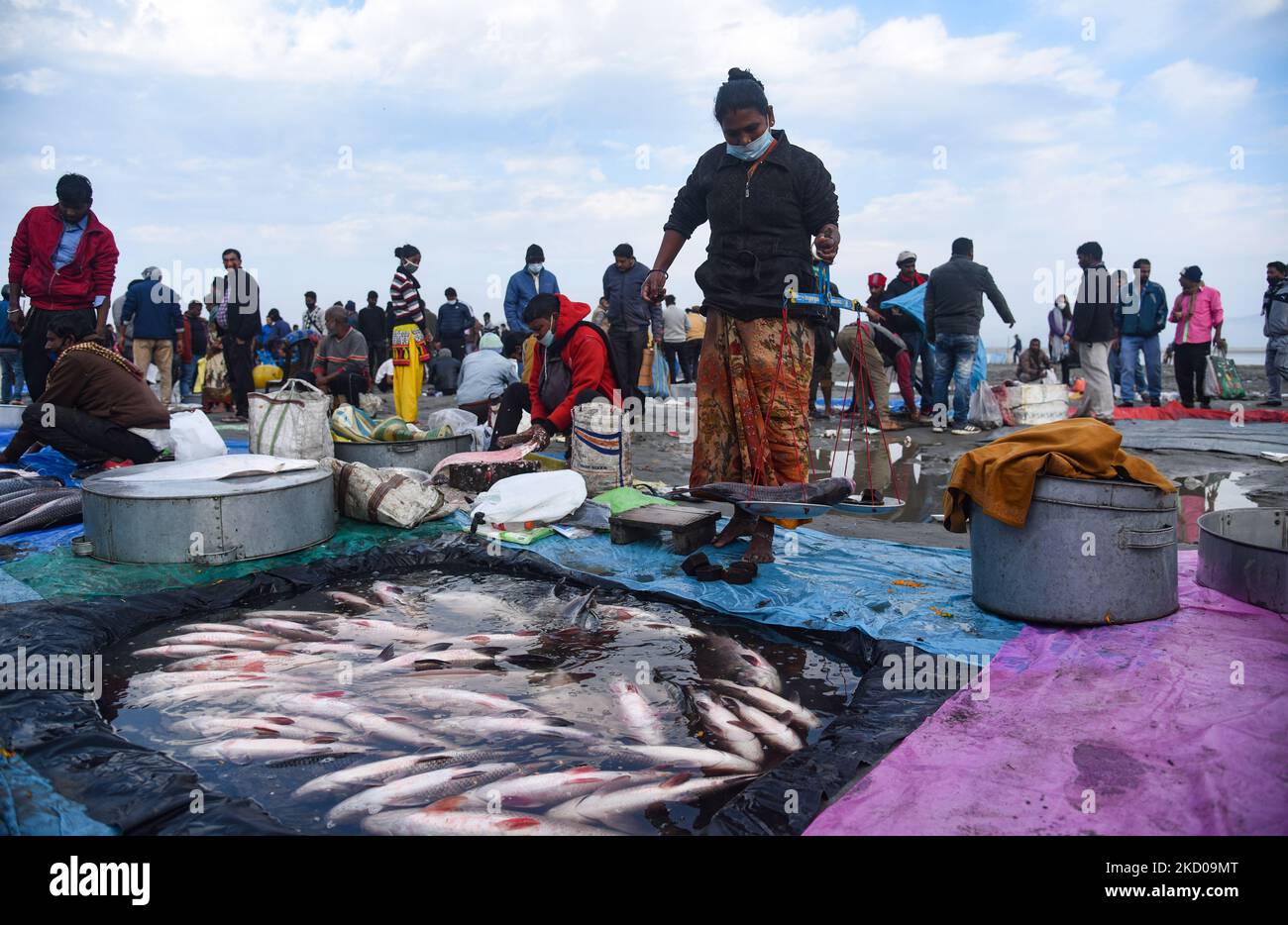 peoples-gathering-to-buy-fish-at-a-market-on-the-occasion-of-uruka