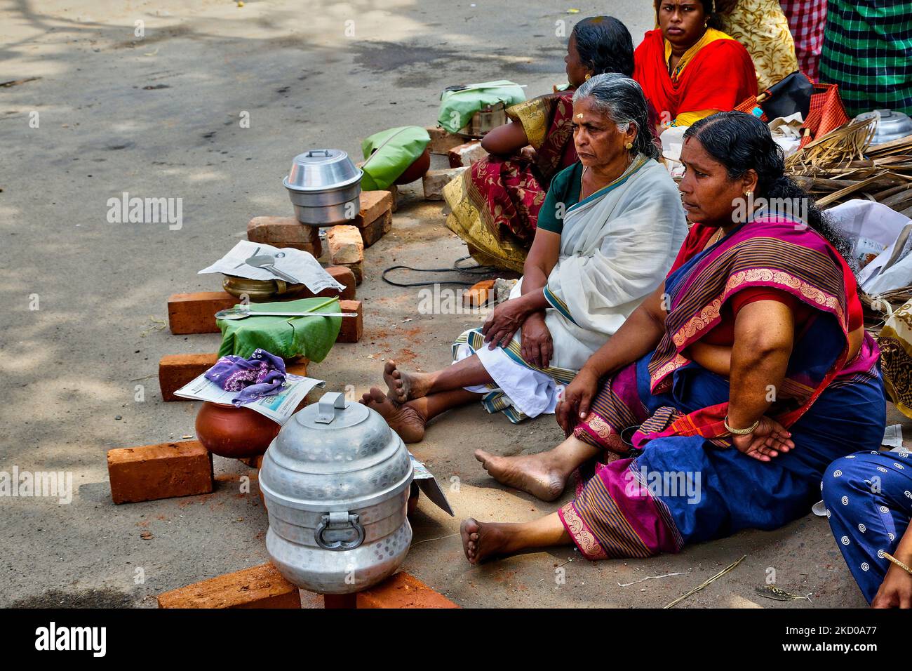hindu-women-prepare-as-they-wait-for-the-signal-to-begin-cooking