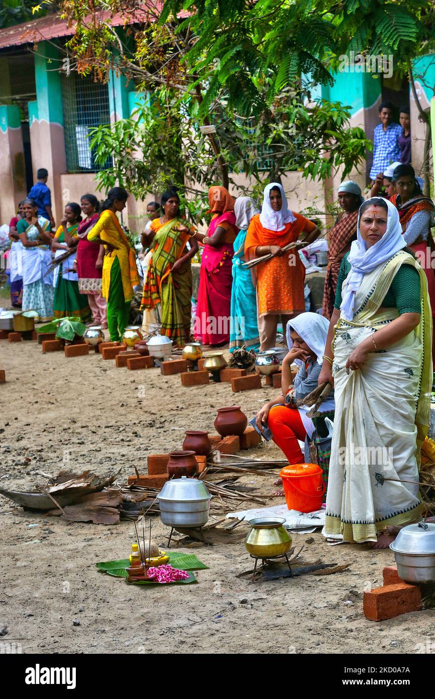 hindu-women-wait-for-the-signal-to-begin-cooking-pongala-along-during