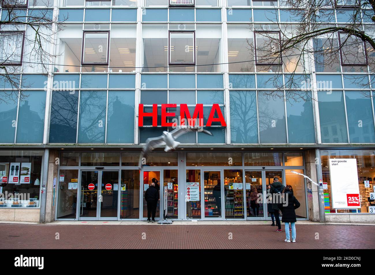 People are waiting outside of the store chain HEMA, to pick up their orders, in Nijmegen on January 14th, 2022. (Photo by Romy Arroyo Fernandez/NurPhoto) Stock Photo