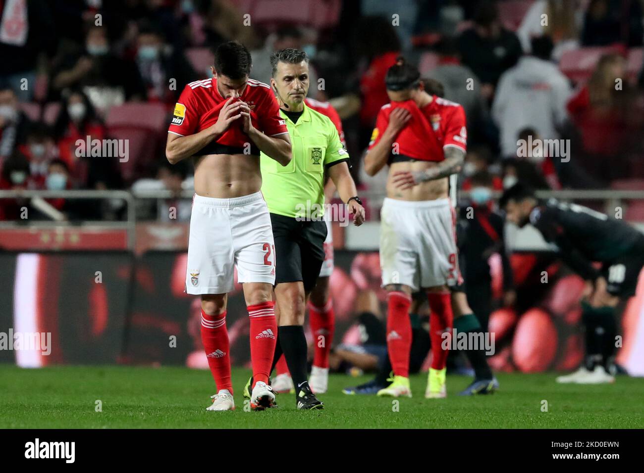 Benfica's players react at the end of the Portuguese League football match between SL Benfica and Moreirense FC at the Luz stadium in Lisbon, Portugal on January 15, 2022. (Photo by Pedro FiÃºza/NurPhoto) Stock Photo