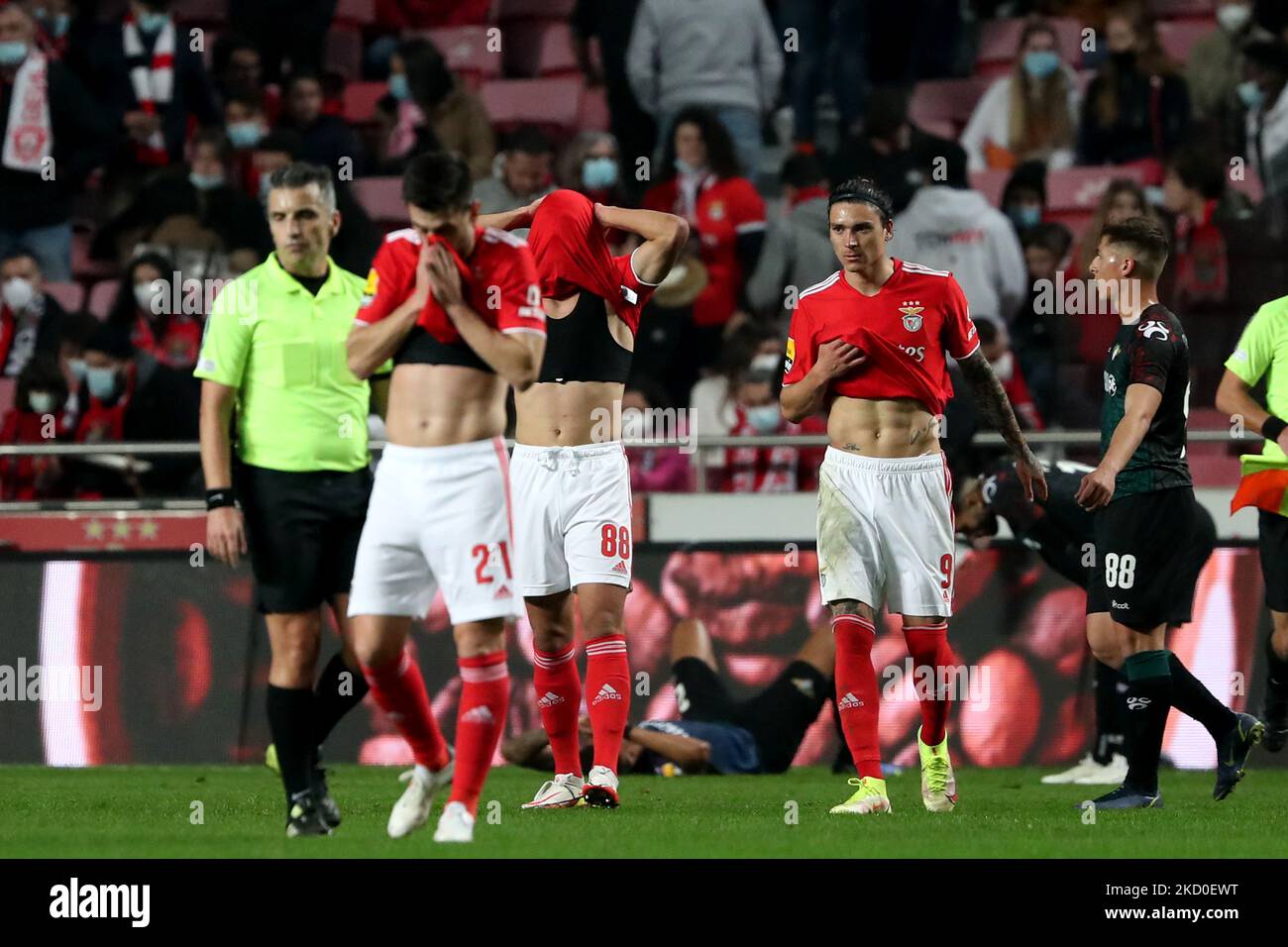 Benfica's players react at the end of the Portuguese League football match between SL Benfica and Moreirense FC at the Luz stadium in Lisbon, Portugal on January 15, 2022. (Photo by Pedro FiÃºza/NurPhoto) Stock Photo
