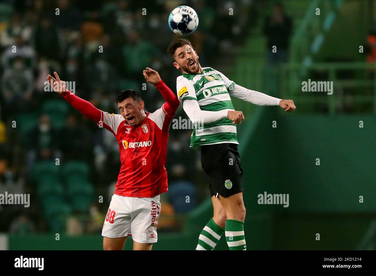 Paulinho of Sporting CP (R ) vies with Andre Castro of SC Braga during the Portuguese League football match between Sporting CP and SC Braga at Jose Alvalade stadium in Lisbon, Portugal on January 22, 2022. (Photo by Pedro FiÃºza/NurPhoto) Stock Photo