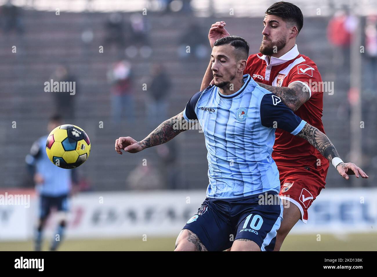 Jacopo Manconi (U.C. AlbinoLeffe) (in front) and Alessio Milillo (Mantova 1911) during the Italian Serie C soccer match between Mantova vs UC AlbinoLeffe at the Danilo Martelli Stadium in Mantova, Italy on 23 January 2022. (Photo by Michele Maraviglia/NurPhoto) Stock Photo