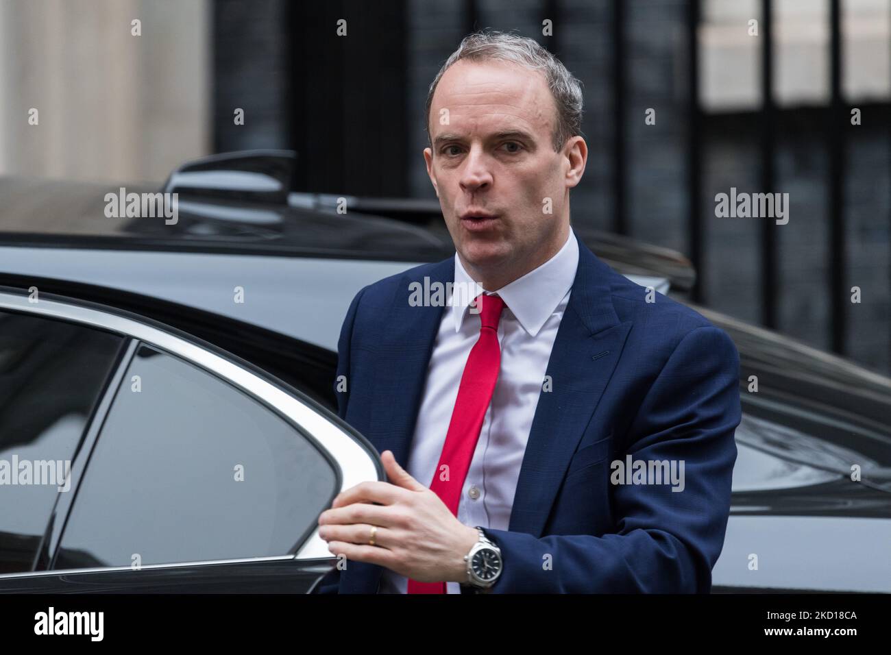 LONDON, UNITED KINGDOM - JANUARY 25, 2022: Deputy Prime Minister, Lord Chancellor and Secretary of State for Justice Dominic Raab arrives in Downing Street in central London to attend Cabinet meeting on January 25, 2022 in London, England. Senior civil servant Sue Gray is currently conducting an investigation into several alleged lockdown rule-breaking parties in Downing Street, during the time when strict Covid-19 restrictions were in place. (Photo by WIktor Szymanowicz/NurPhoto) Stock Photo