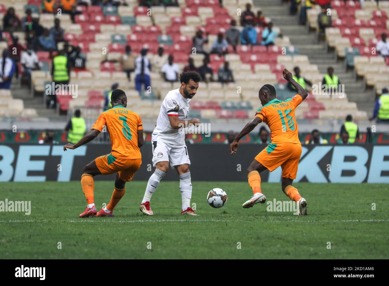(3) Ghislain Konan and (15) Max-Alain Gradel of CÃ´te d'Ivoire team battel for the ball with (10) Mohamed Salah â€(C) of Egypt team during the Africa Cup of Nations Cameron 2021 round of 16 football match between CÃ´te d'Ivoire and Egypt at Stade de Japoma in Douala on January 26, 2022. (Photo by Ayman Aref/NurPhoto) Stock Photo
