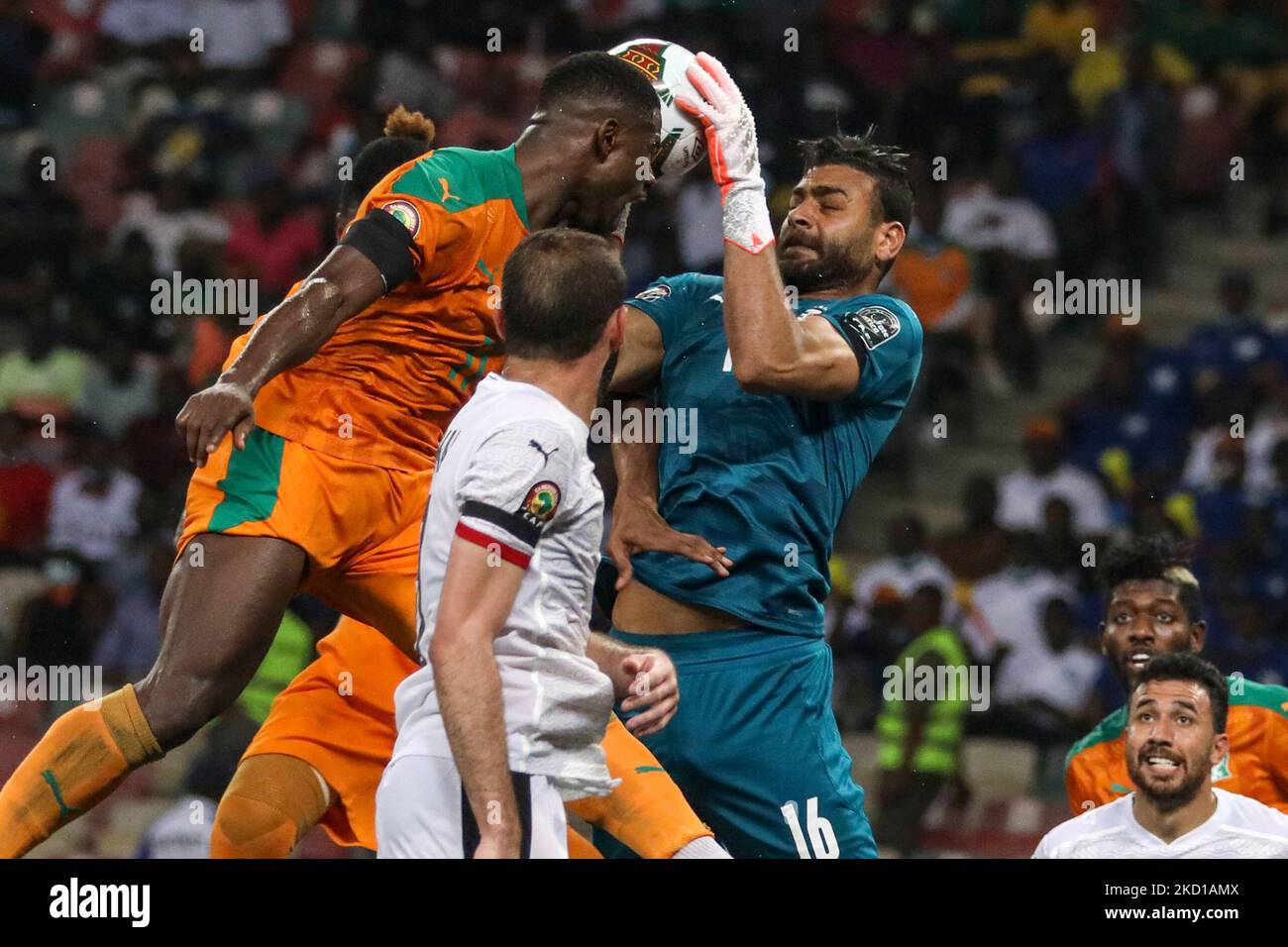 (16) Mohamed Abou Gabal â€(GK) of Egypt team save the ball from (14) Simon Deli and (17) Serge Aurier â€(C) of CÃ´te d'Ivoire team during the Africa Cup of Nations Cameron 2021 round of 16 football match between CÃ´te d'Ivoire and Egypt at Stade de Japoma in Douala on January 26, 2022. (Photo by Ayman Aref/NurPhoto) Stock Photo