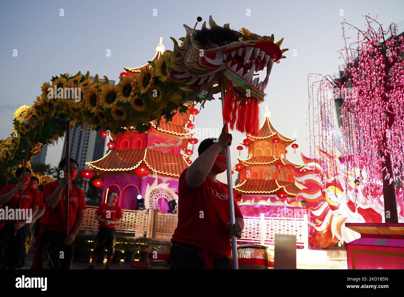 Thai performers show Dragon Dance during celebrations of the upcoming Chinese Lunar New Year, in Bangkok, Thailand, 27 January 2022. (Photo by Anusak Laowilas/NurPhoto) Stock Photo