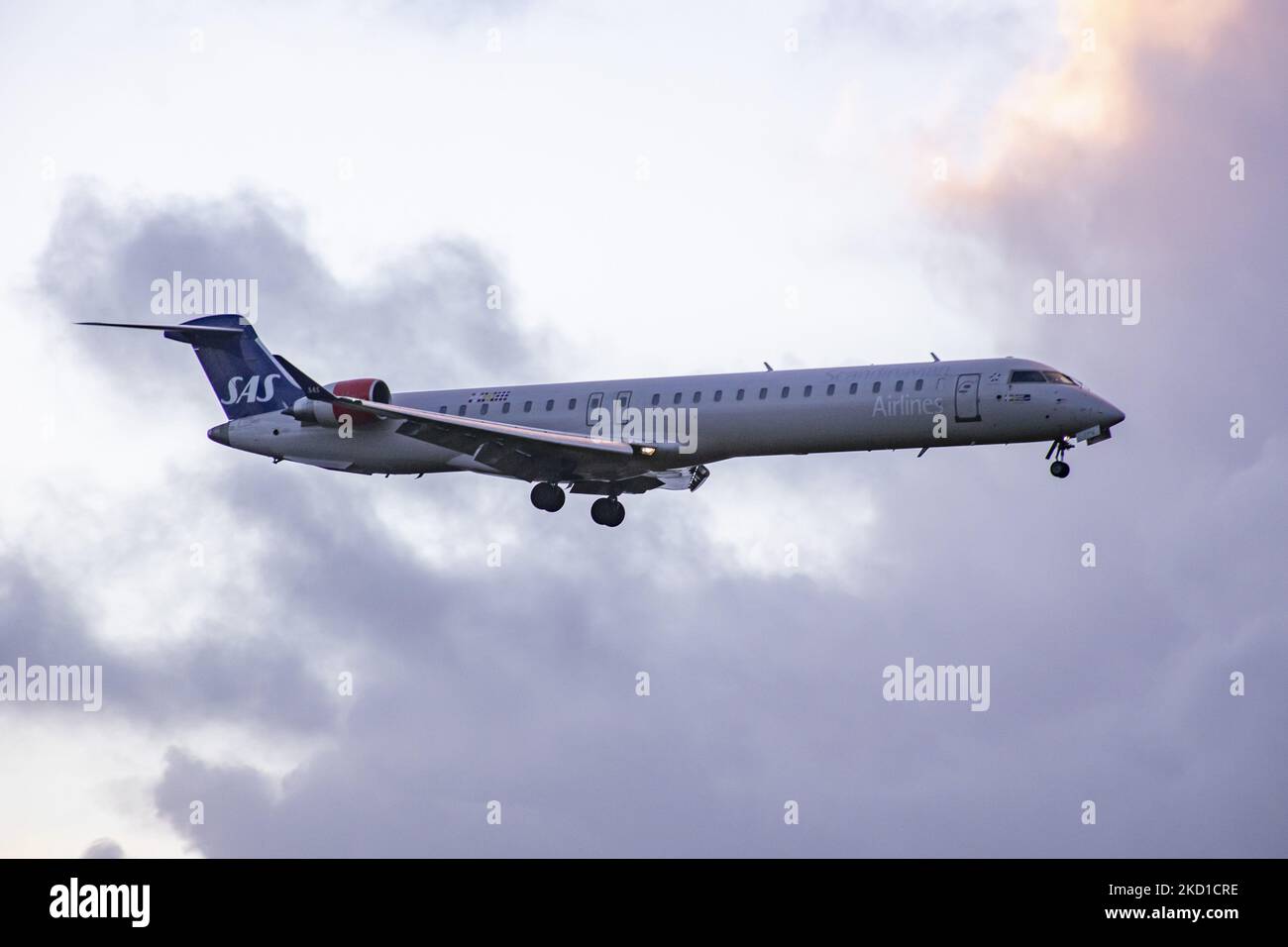 Bombardier crj 900 cockpit hi-res stock photography and images - Alamy