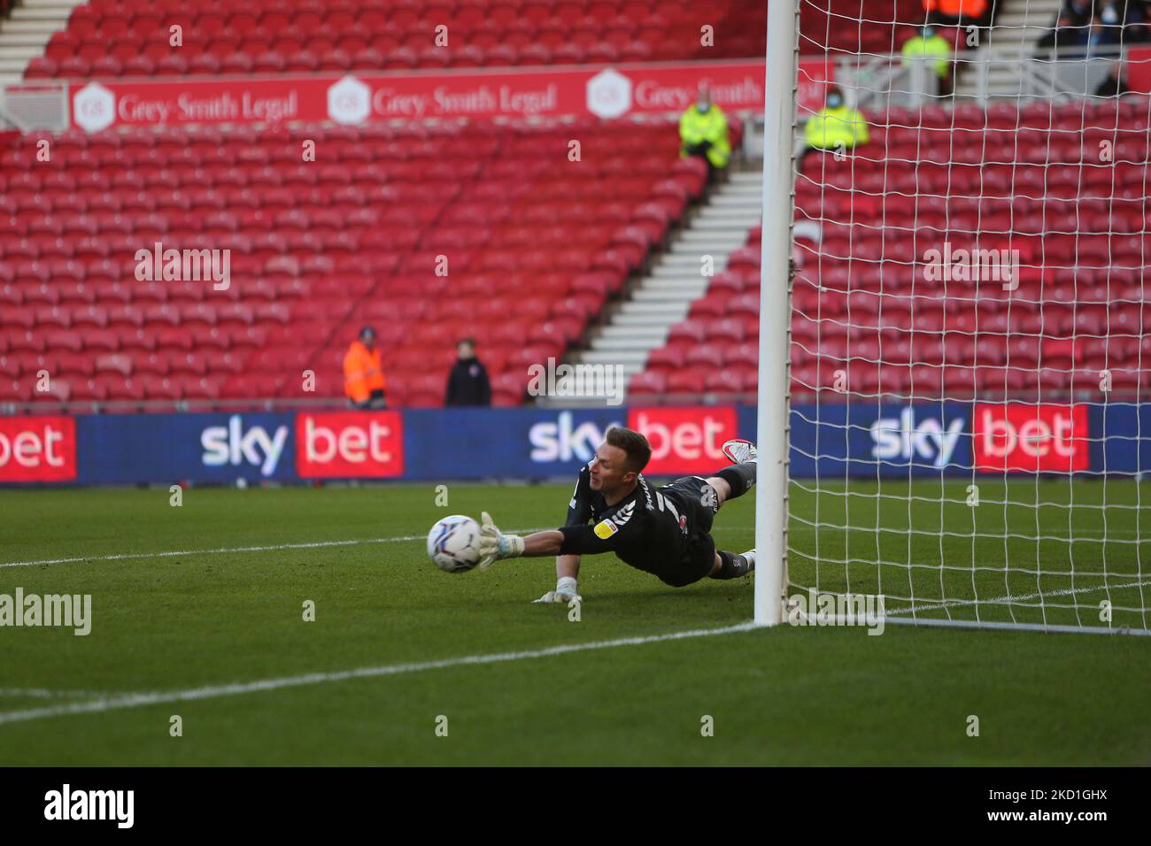 Coventry City Goalkeeper Simon Moore saves a Middlesbrough free kick during the Sky Bet Championship match between Middlesbrough and Coventry City at the Riverside Stadium, Middlesbrough on Saturday 29th January 2022. (Photo by Michael Driver/MI News/NurPhoto) Stock Photo