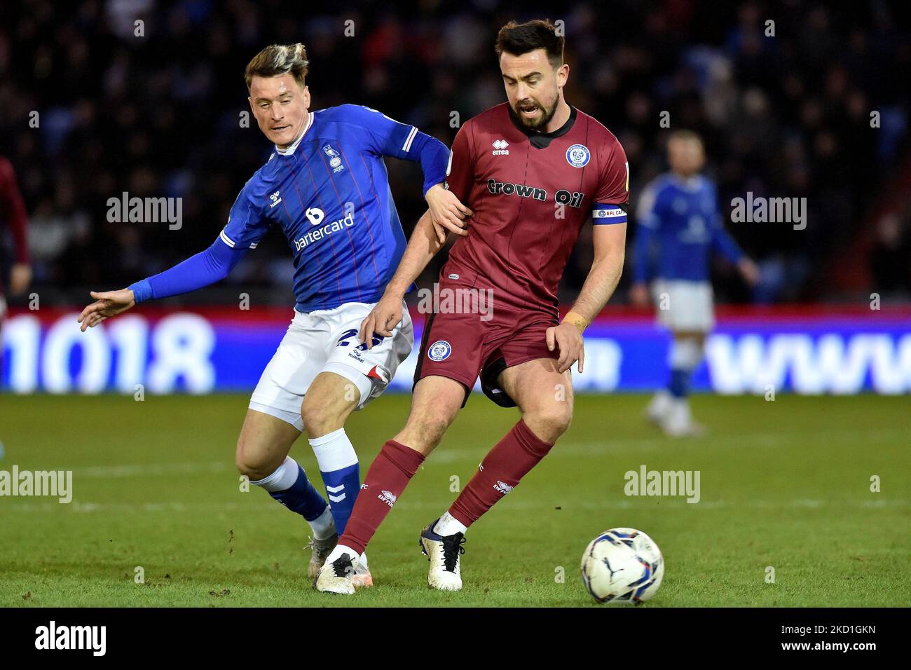 Eoghan O'Connell of Rochdale Association Football Club tussles with Oldham Athletic's Jamie Hopcutt during the Sky Bet League 2 match between Oldham Athletic and Rochdale at Boundary Park, Oldham on Saturday 29th January 2022. (Photo by Eddie Garvey/MI News/NurPhoto) Stock Photo