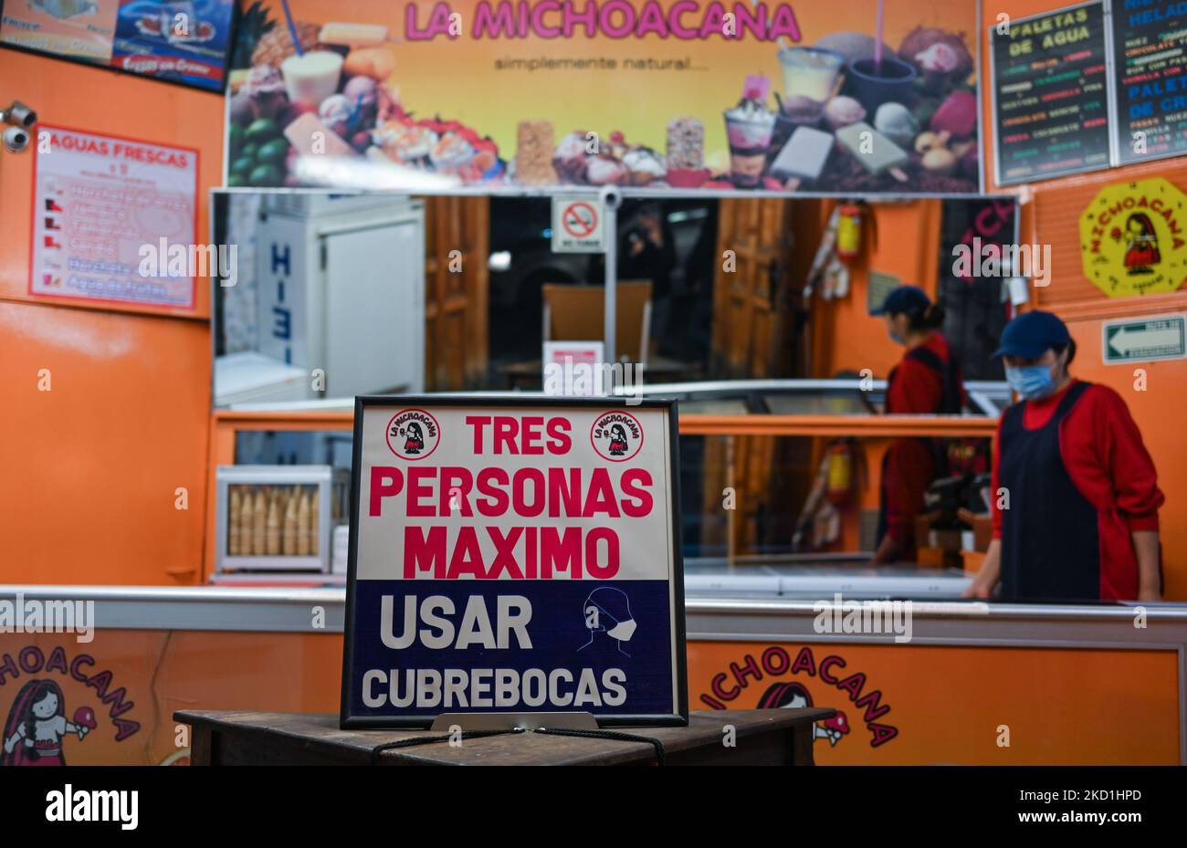 A sign that reads 'Maximum Three People, Use Face Masks' at the entrance to the 'La Michoacana' ice cream shop. On Sunday, January 30, 2022, in San Cristobal de las Casas, Chiapas, Mexico. (Photo by Artur Widak/NurPhoto) Stock Photo
