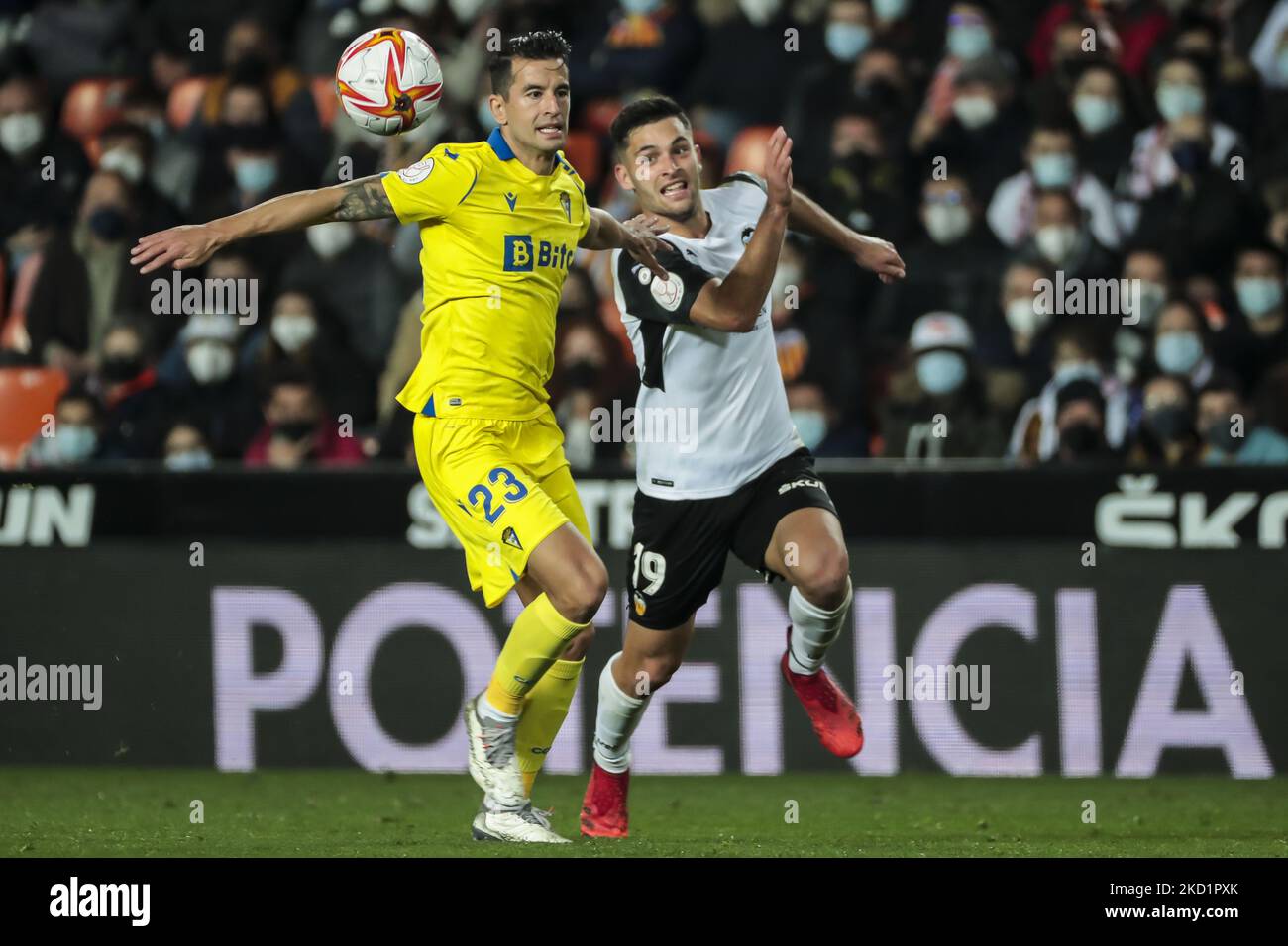 Luis Hernandez Rodriguez of Cadiz CF (L) and Hugo Duro of Valencia CF during spanish King Cup match between Valencia CF and Cadiz CF at Mestalla Stadium on February 2, 2022. (Photo by Jose Miguel Fernandez/NurPhoto) Stock Photo