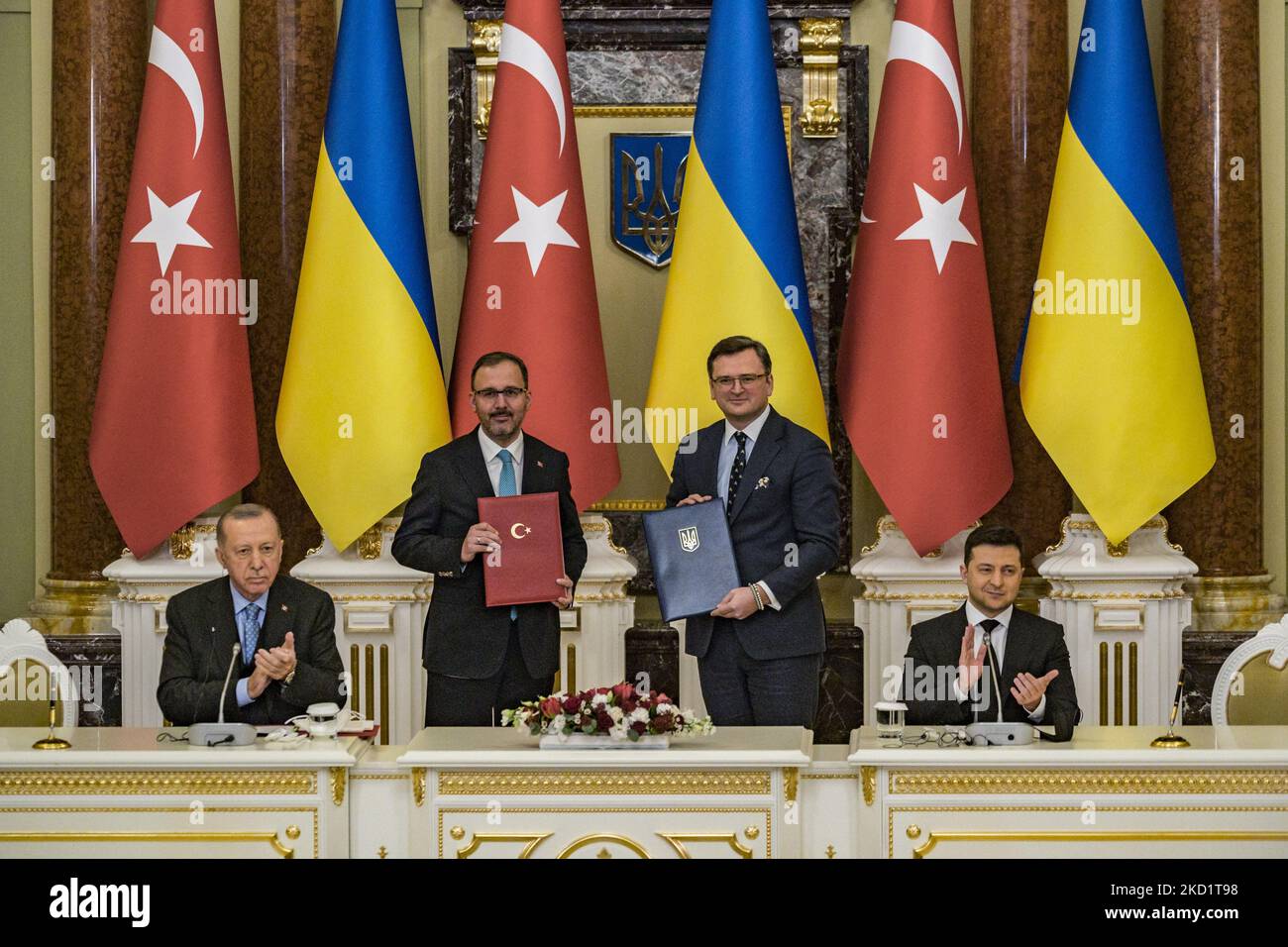 President of Turkey, Recep Tayyip Erdogan, sitting left, and the President of Ukraine, Volodymyr Zelensky, sitting right, sign cooperation treaties in Kiev. In the middle, the Ministers of Foreign Affaires of both countries with the signed documents. (Photo by Celestino Arce/NurPhoto) Stock Photo