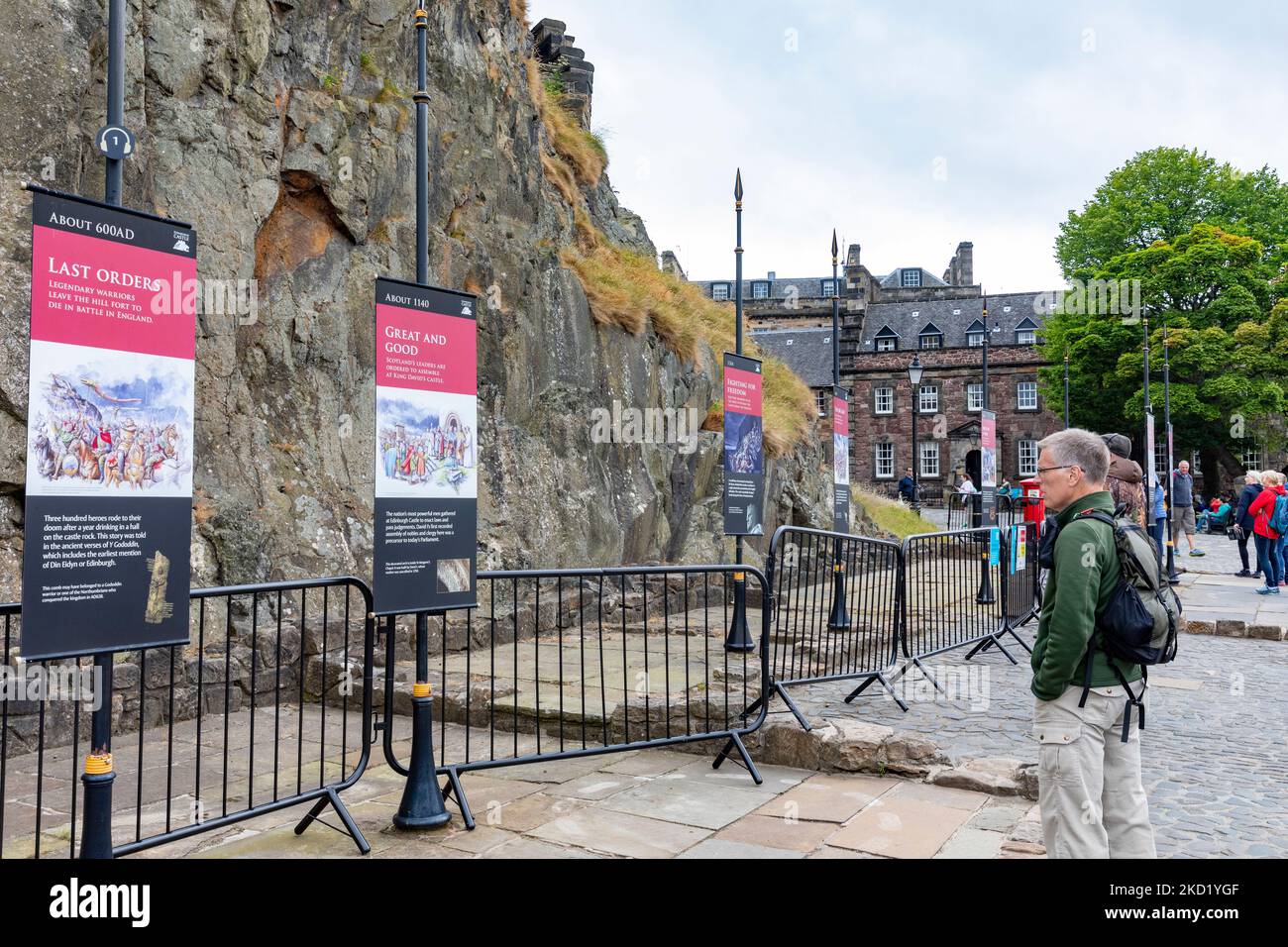 thousands of tourists visit edinburgh