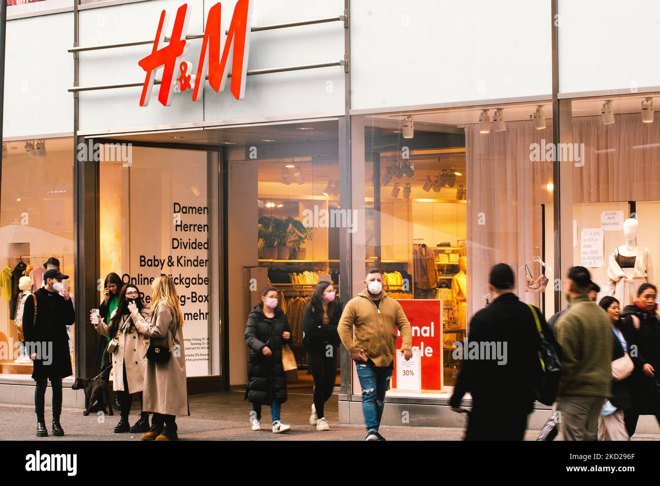 H&m store hi-res stock photography and images - Page 32 - Alamy