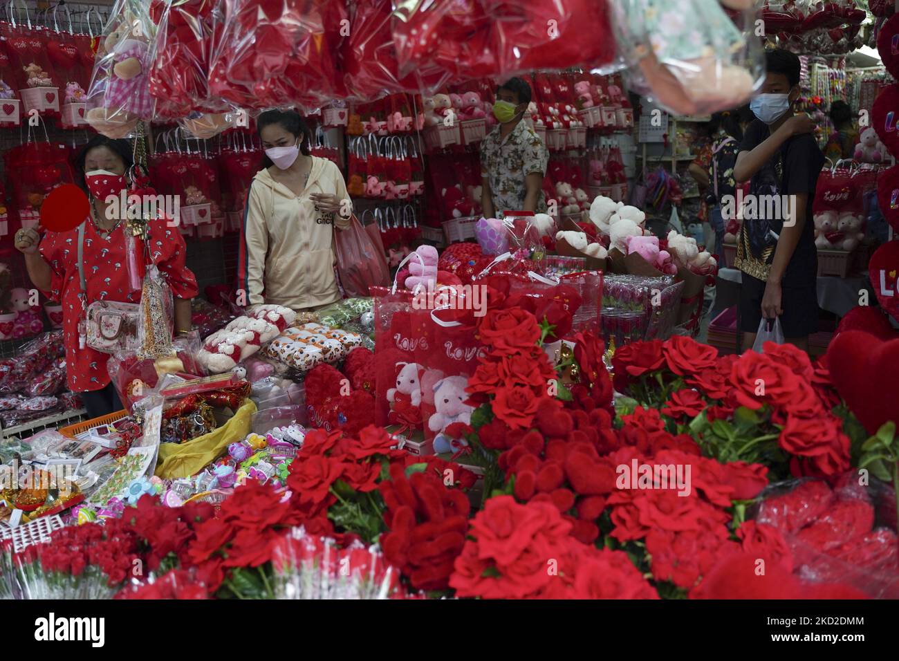 People wear protective face masks buy valentines gift for valentine's Day at a market in Bangkok, Thailand, 12 February 2022. Thailand reported 16,330 new coronavirus cases in the last 24 hours. (Photo by Anusak Laowilas/NurPhoto) Stock Photo
