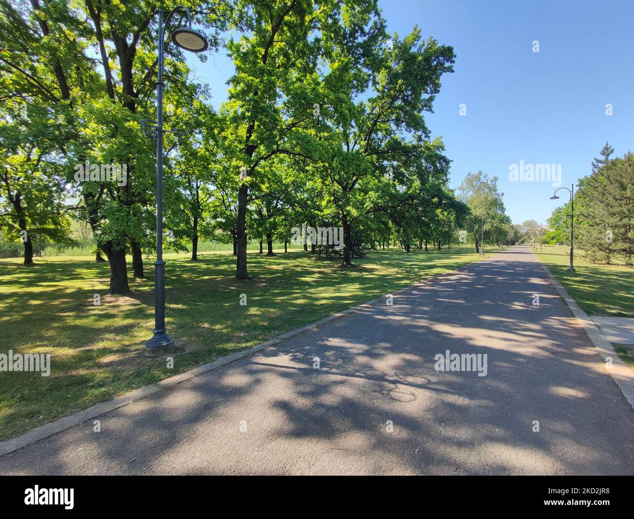 Empty footpath street lamps hi-res stock photography and images - Alamy